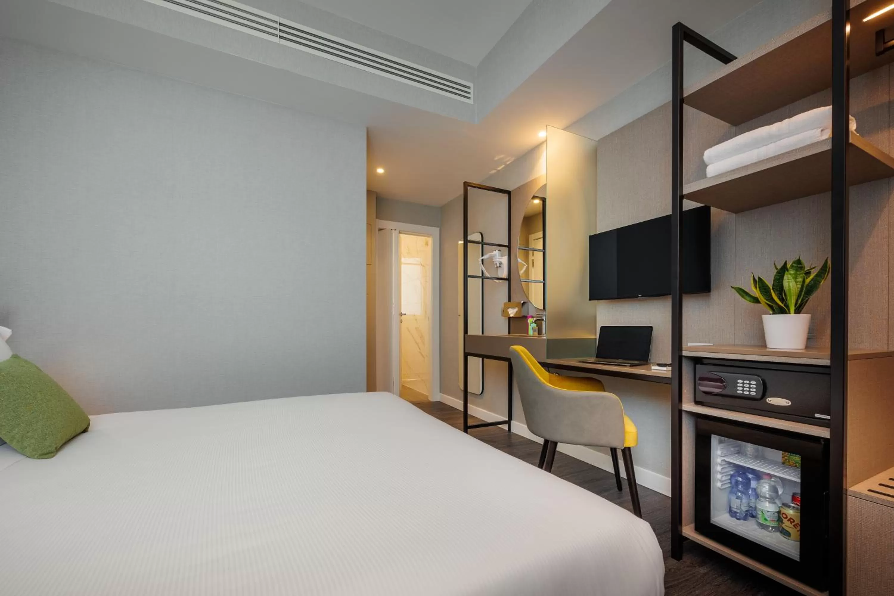 View (from property/room), Bed in IH Hotels Milano Centrale