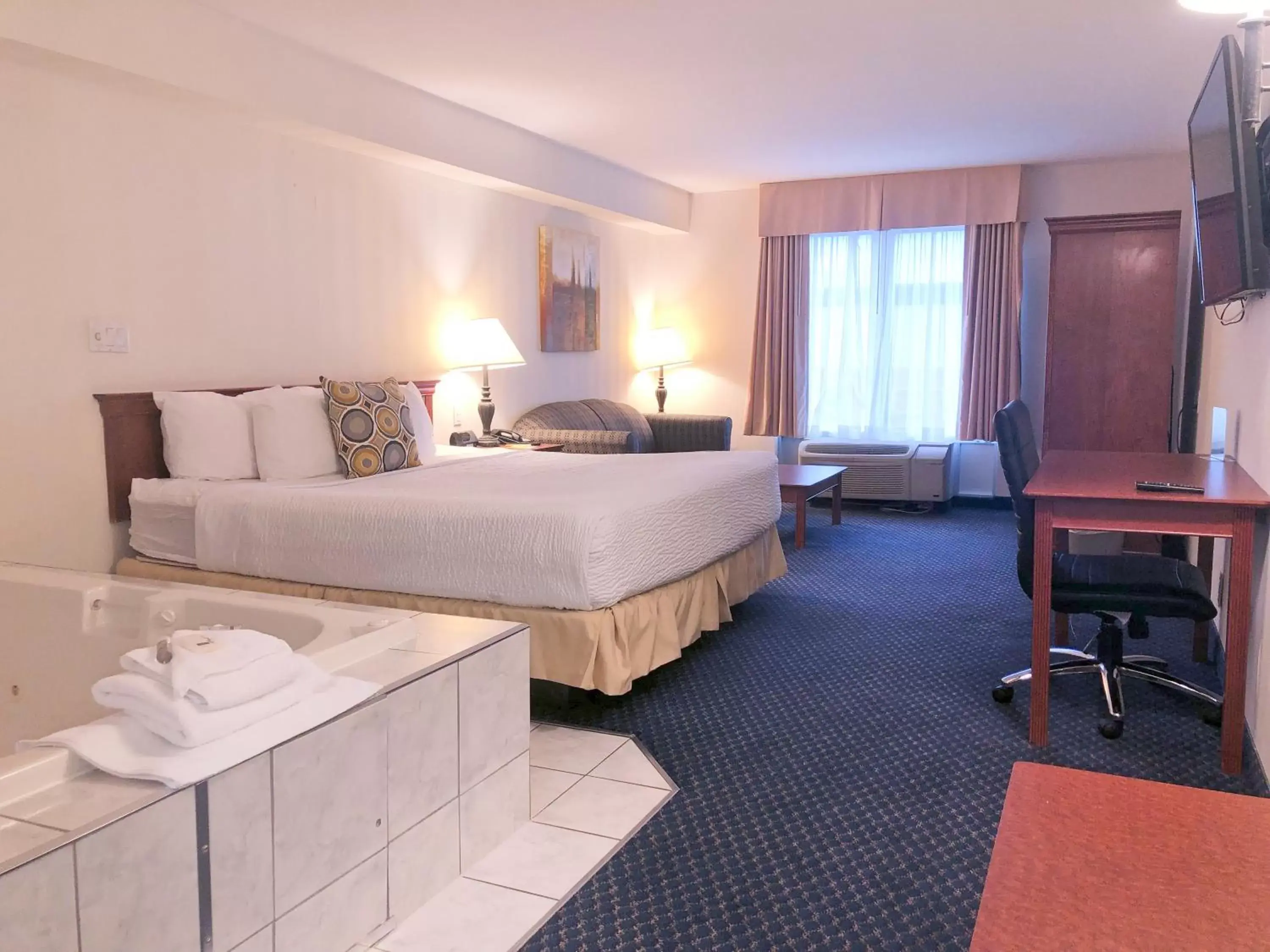 King Suite with Jacuzzi Tub and Sofa Bed in Days Inn by Wyndham Niagara Falls Centre St By the Falls King Suite with Jacuzzi Tub and Sofa Bed in Days Inn by Wyndham Niagara Falls Centre St By the Falls