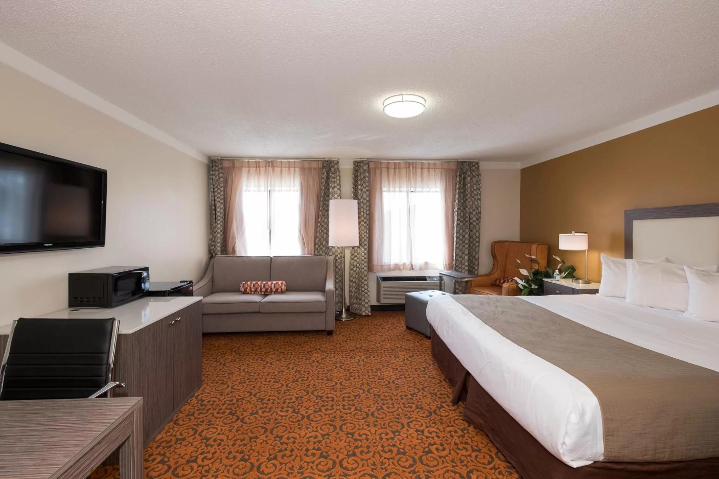 Photo of the whole room, Bed in Baymont by Wyndham Chicago/Alsip