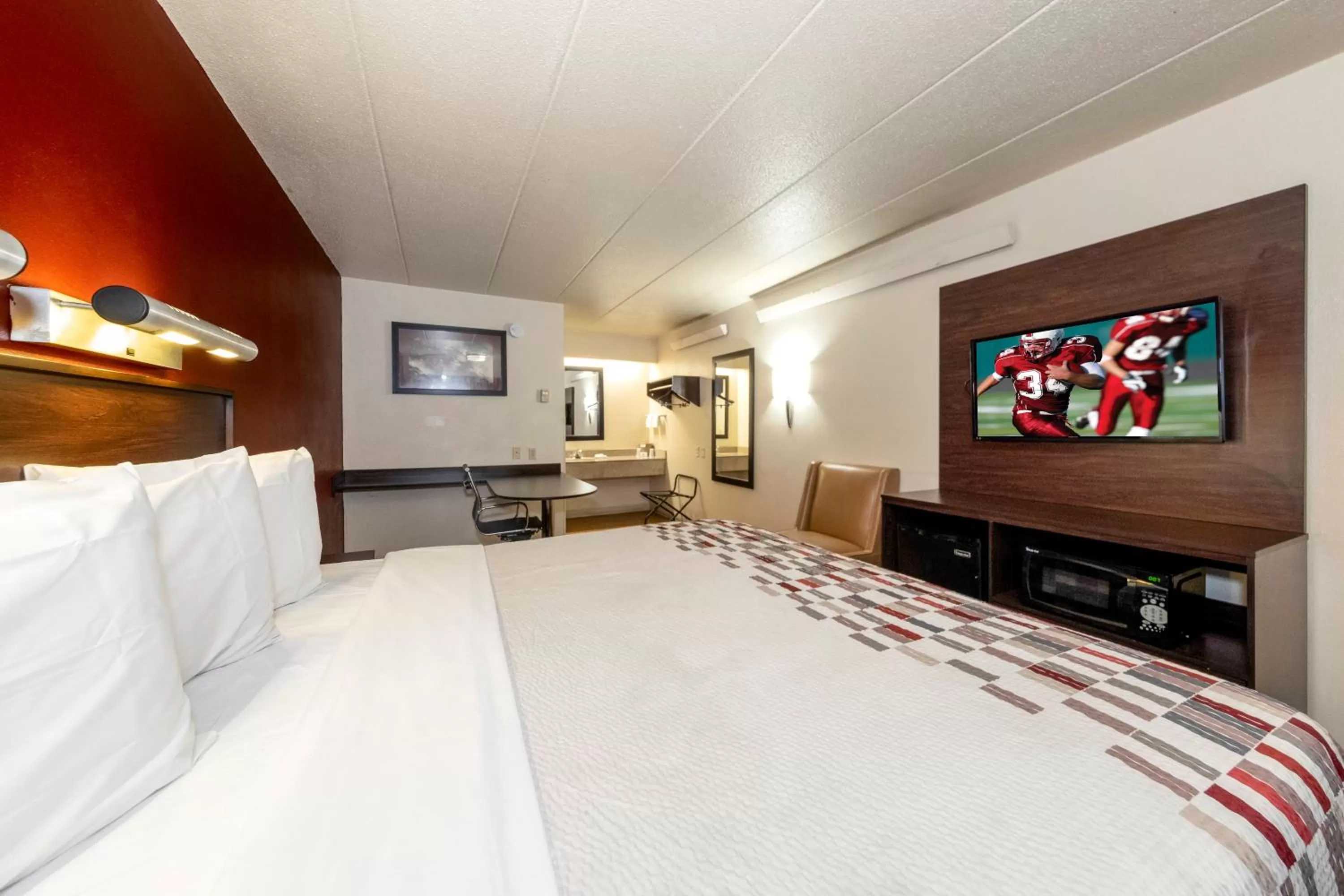 Photo of the whole room, Room Photo in Red Roof Inn Chicago - Lansing