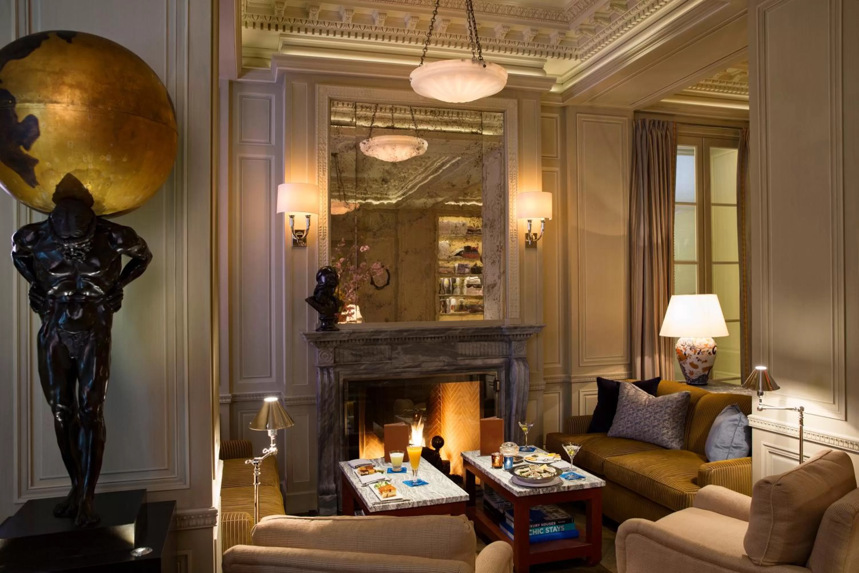 Communal lounge/ TV room in Lowell Hotel