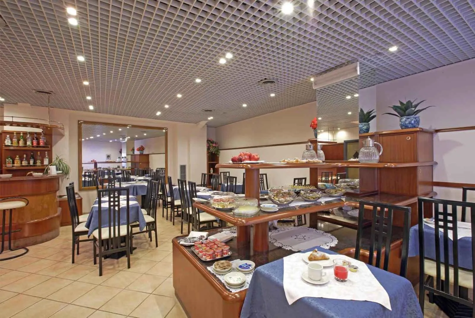 Restaurant/places to eat in Hotel Iris