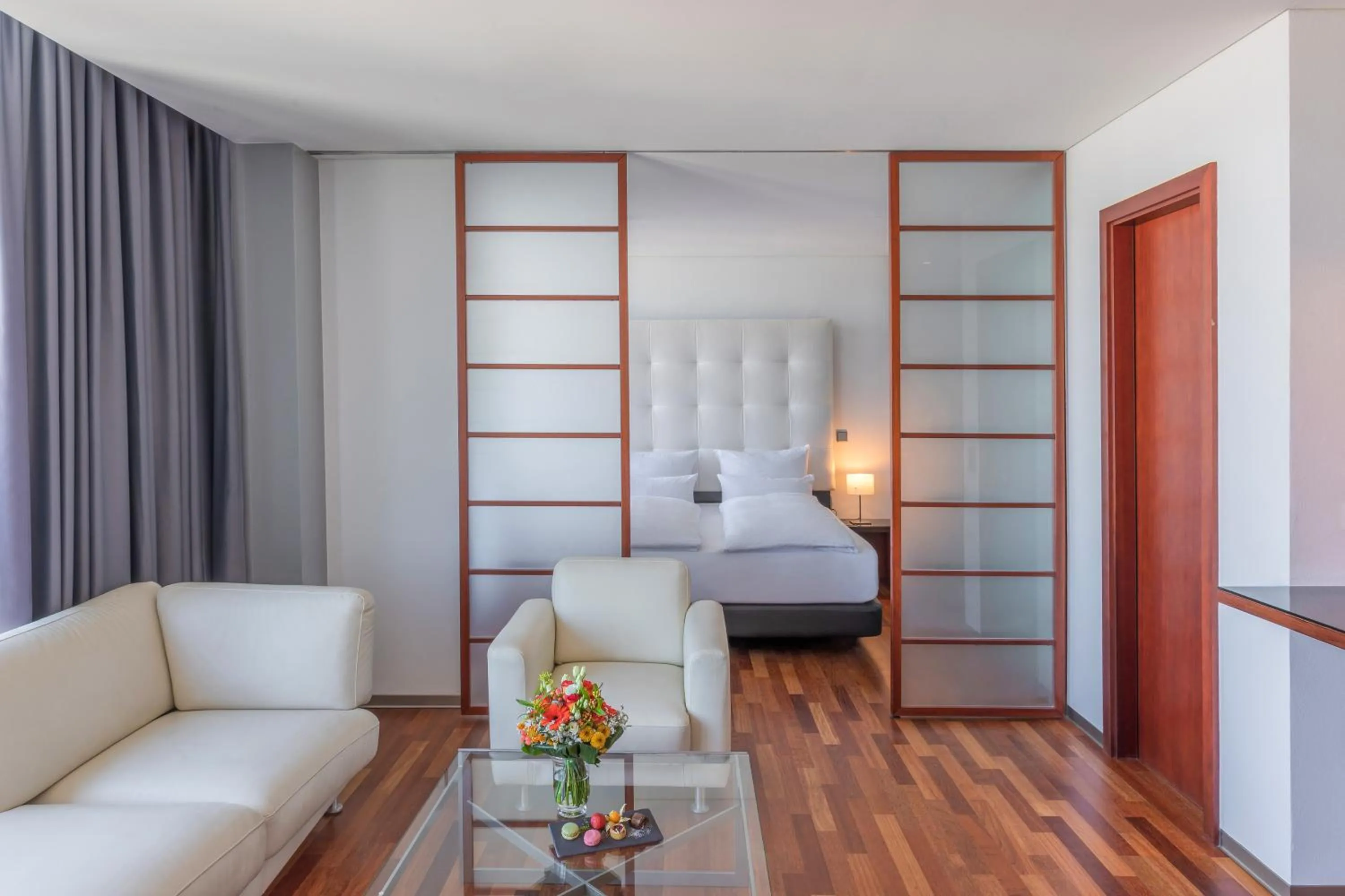 Living room, Bed in INNSiDE by Meliá Frankfurt Eurotheum