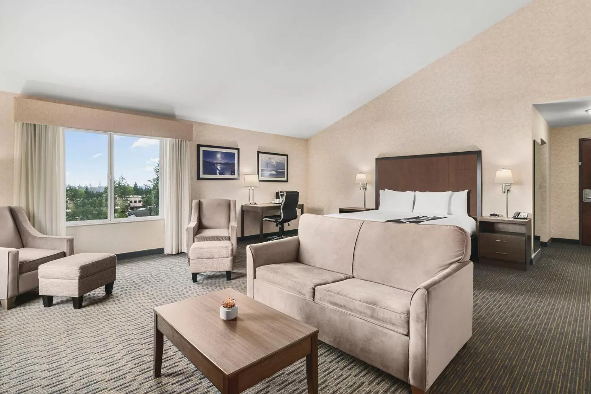 Deluxe King Suite with Whirlpool in The INN at Gig Harbor Deluxe King Suite with Whirlpool in The INN at Gig Harbor