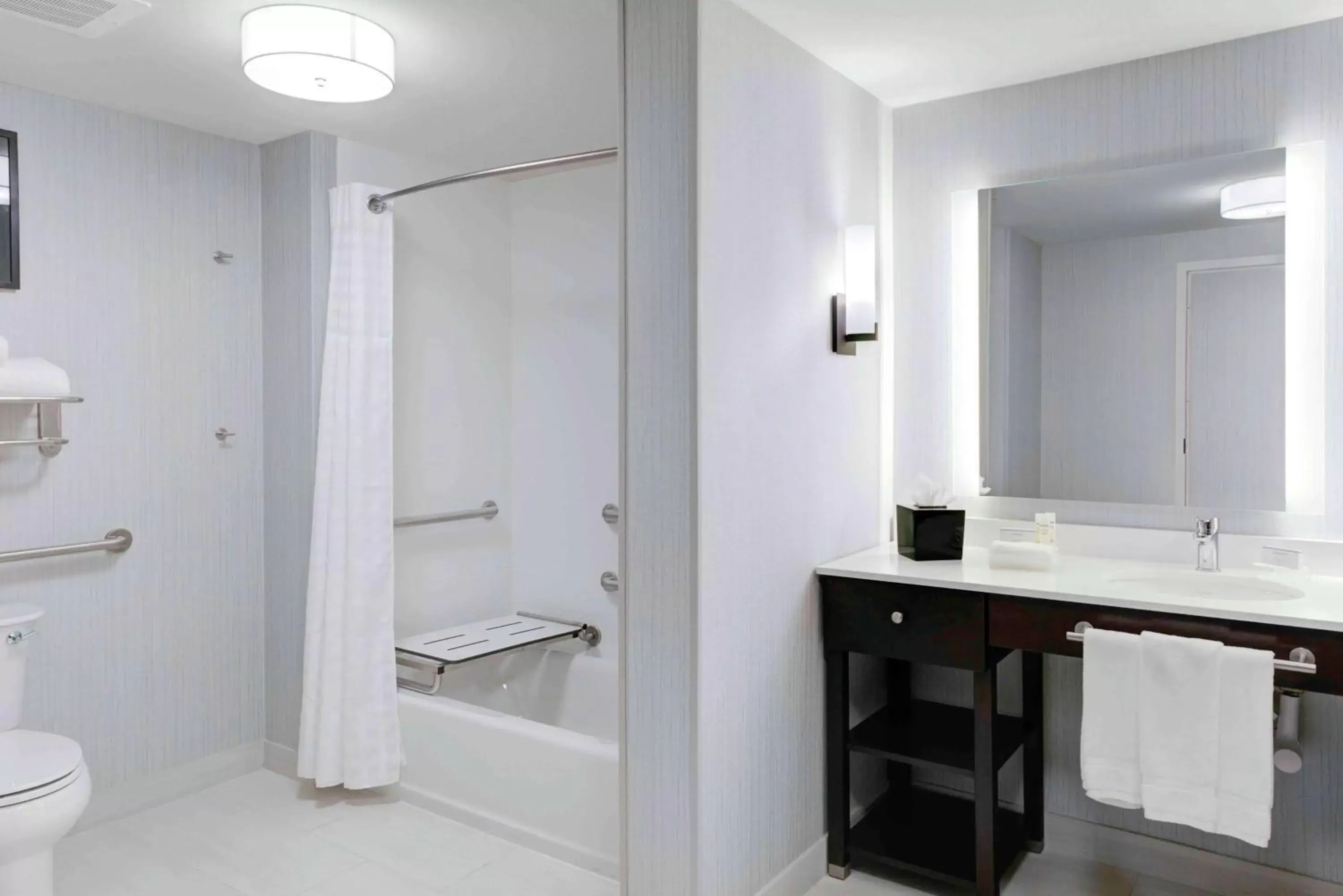 Queen Suite with Bath Tub - Mobility Accessible/Non-Smoking in Homewood Suites By Hilton Lansing Eastwood Queen Suite with Bath Tub - Mobility Accessible/Non-Smoking in Homewood Suites By Hilton Lansing Eastwood