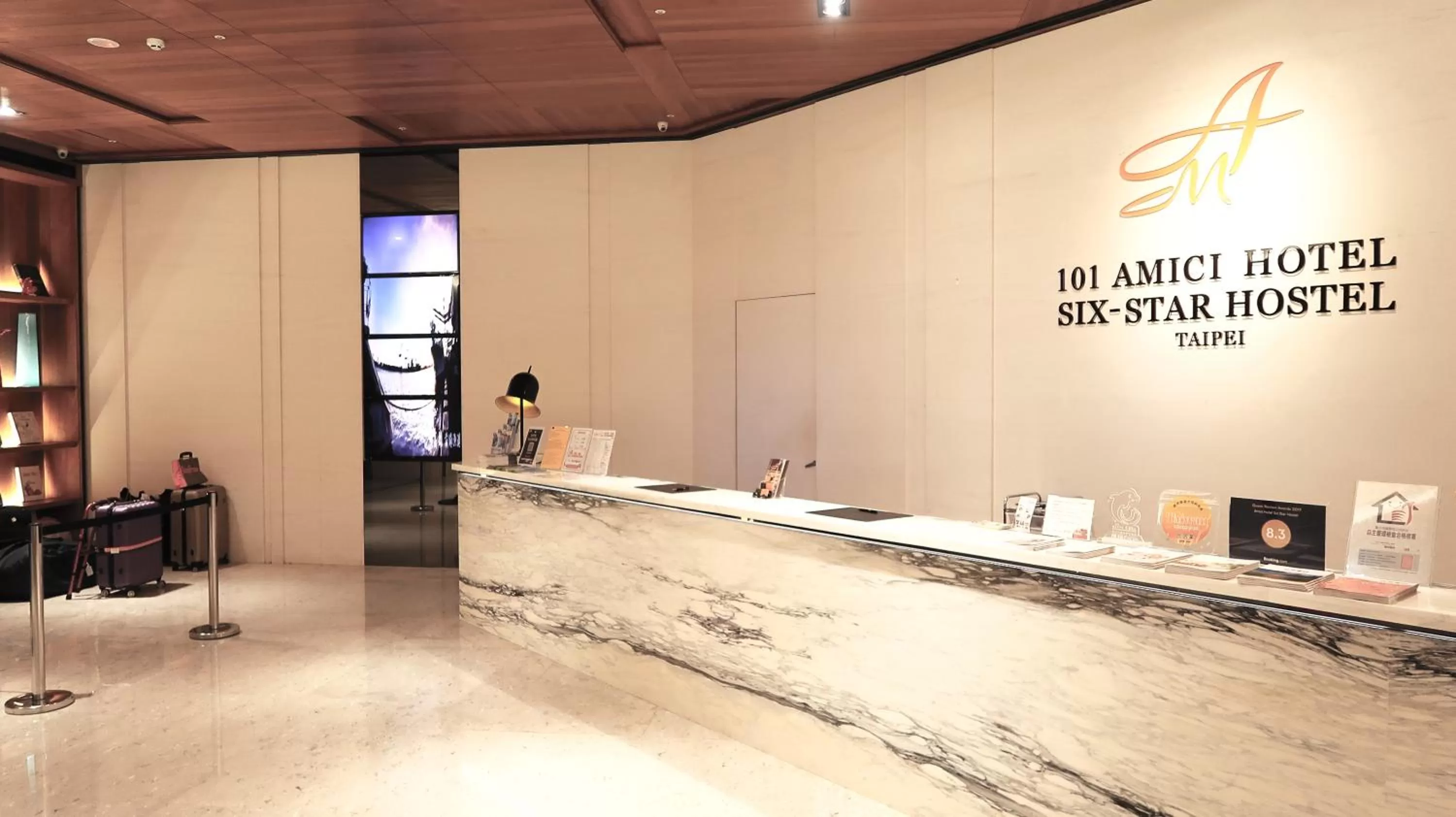 Lobby or reception in Amici hotel Six Star Hostel