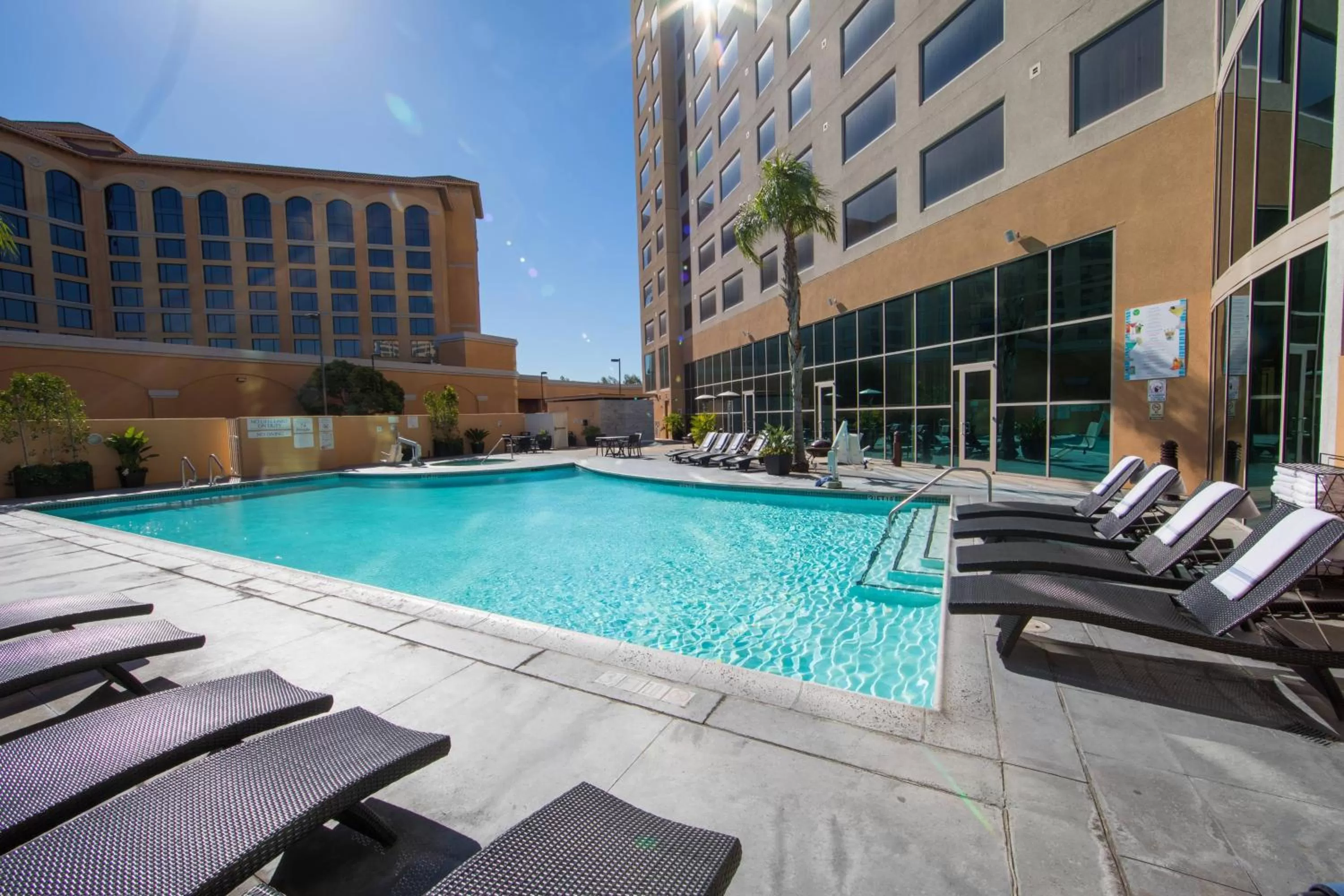 Swimming pool in Anaheim Marriott Suites