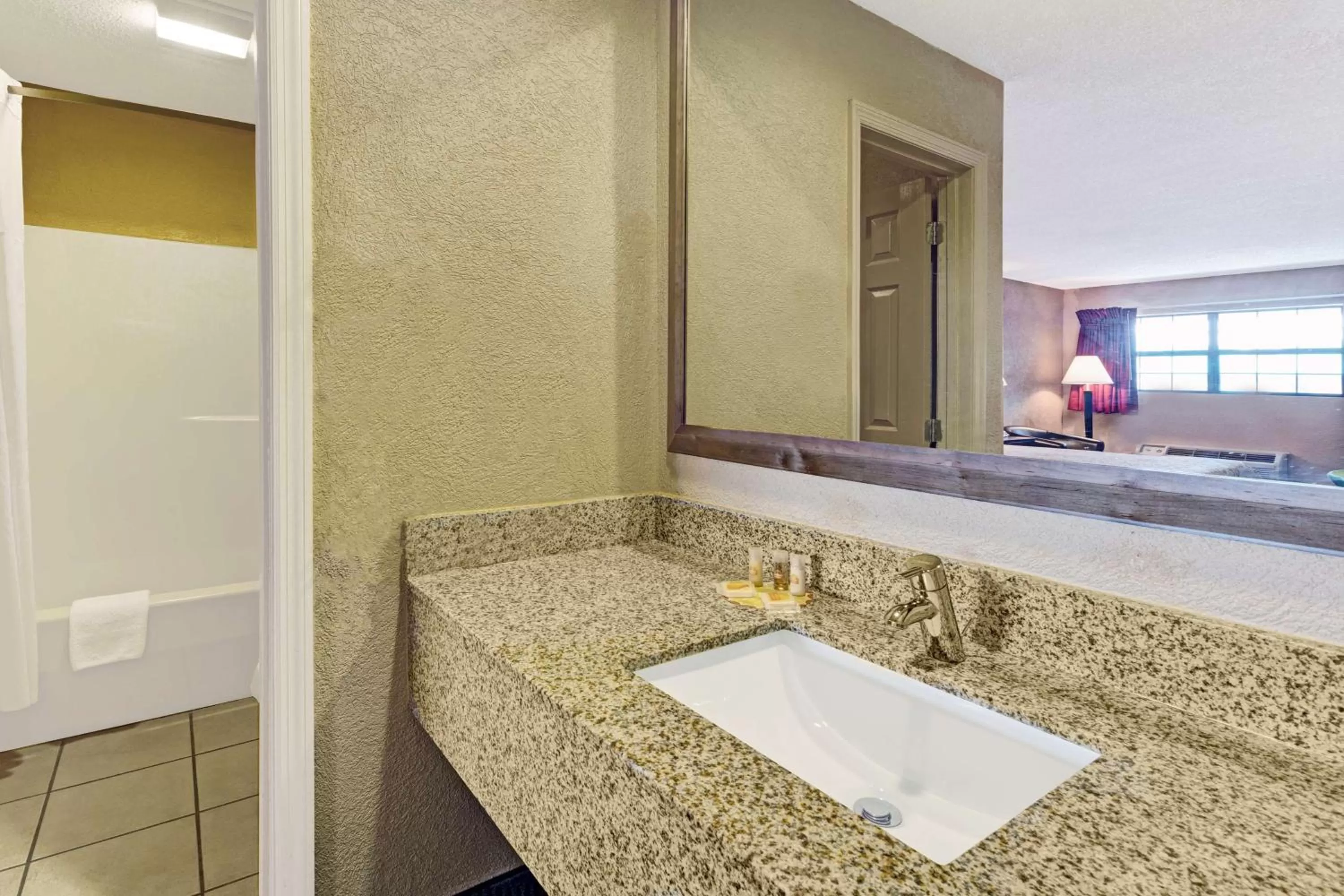 King Room - Disability Access - Non-Smoking in Days Inn by Wyndham Cherokee Near Casino