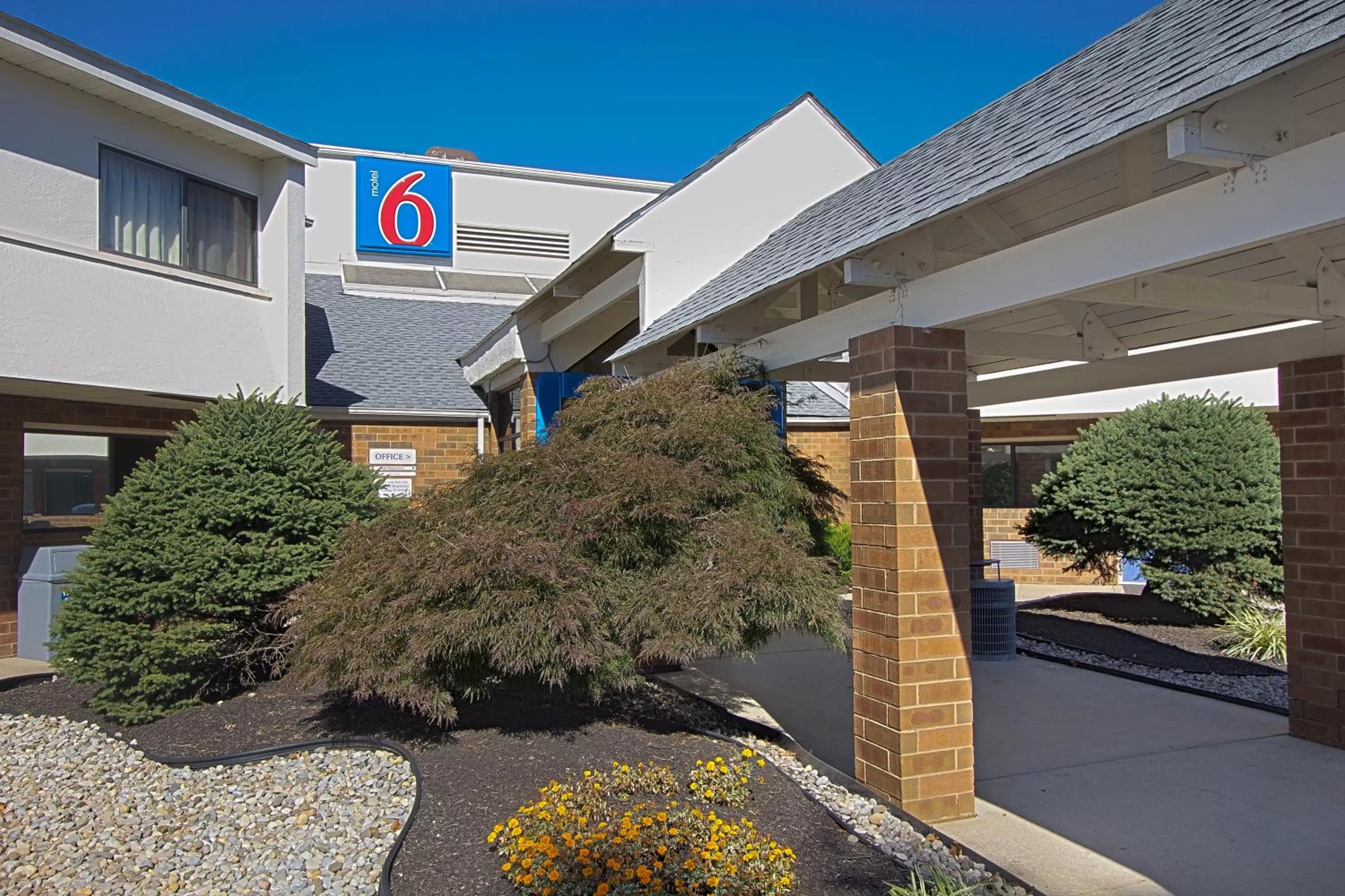 Facade/entrance in Motel 6-Piscataway, NJ