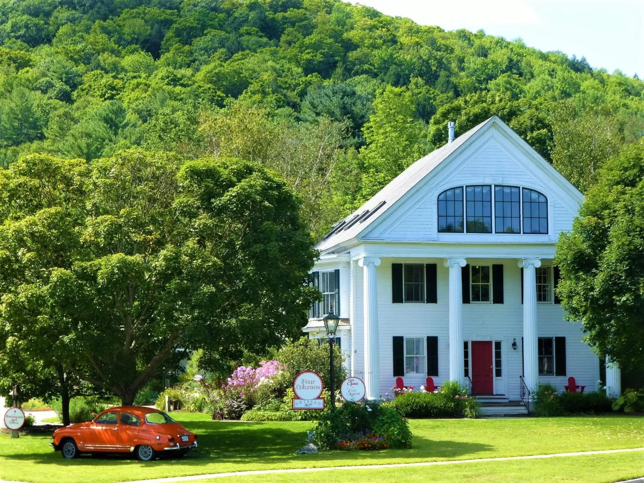 Property Building in Four Columns Inn Property Building in Four Columns Inn