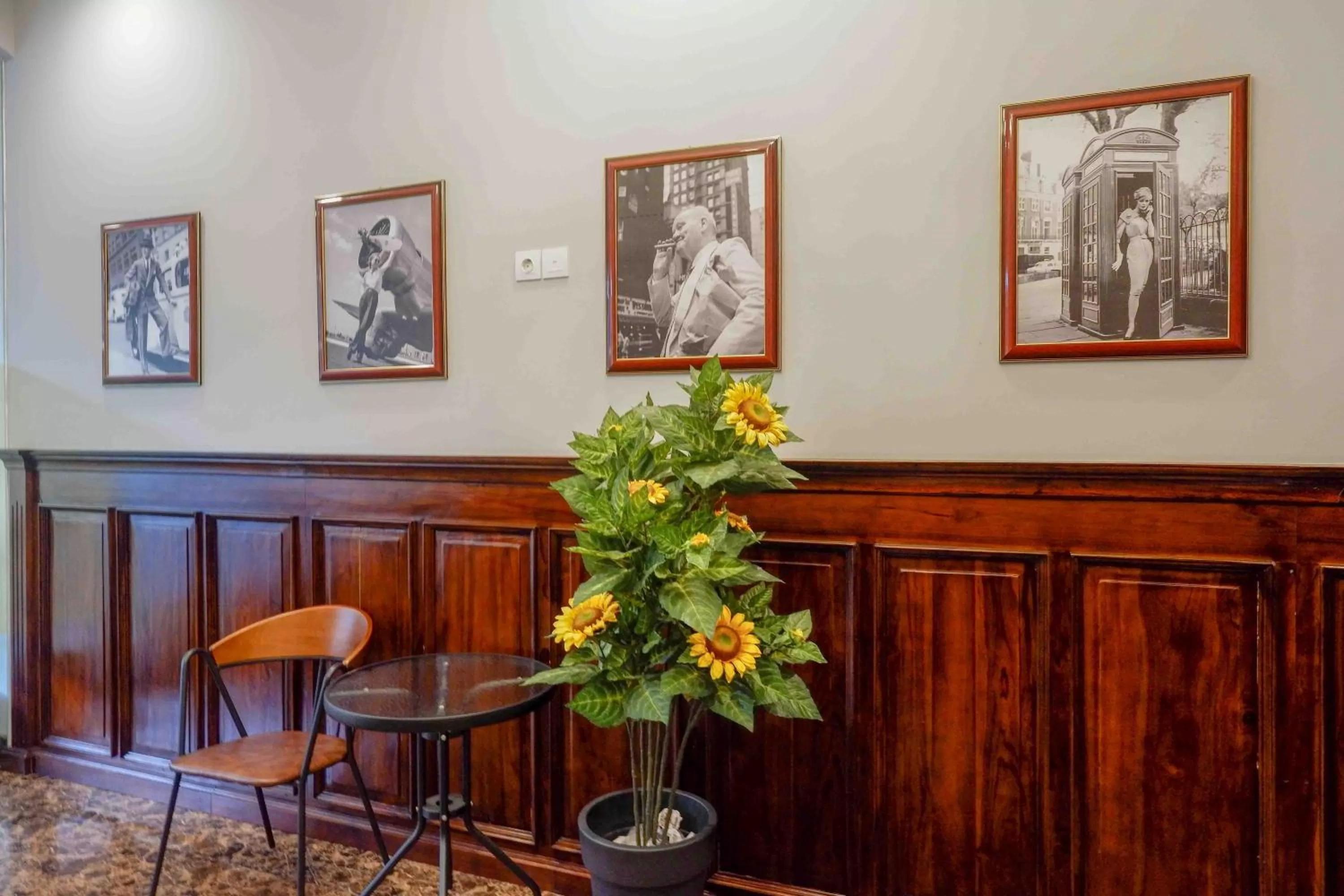 Lobby or reception in Sans Hotel Empress Simpang Lima