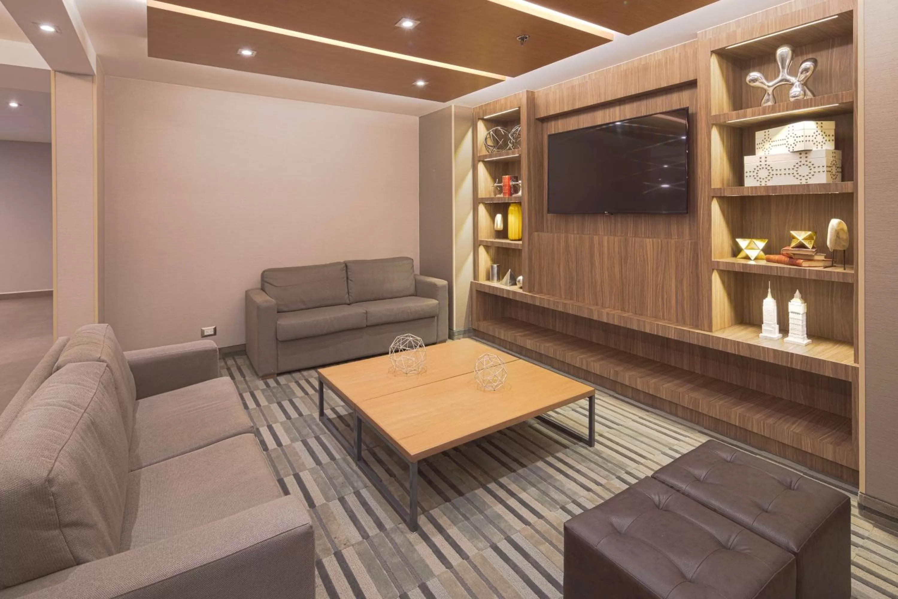 Communal lounge/ TV room in Hampton by Hilton Monterrey Galerias Obispado