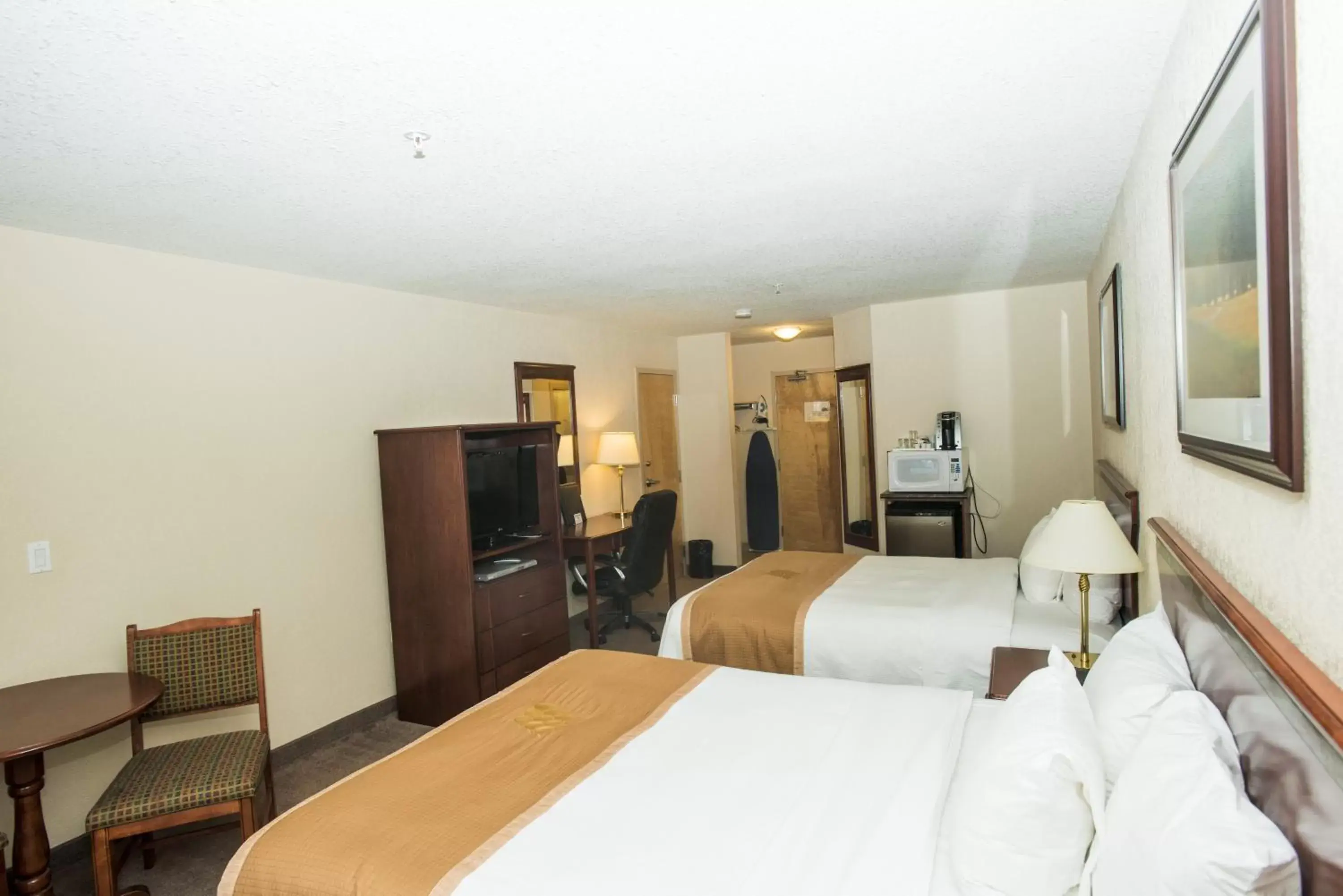 Queen Room with Two Queen Beds - Non-Smoking in Lakeview Inns & Suites - Chetwynd Queen Room with Two Queen Beds - Non-Smoking in Lakeview Inns & Suites - Chetwynd