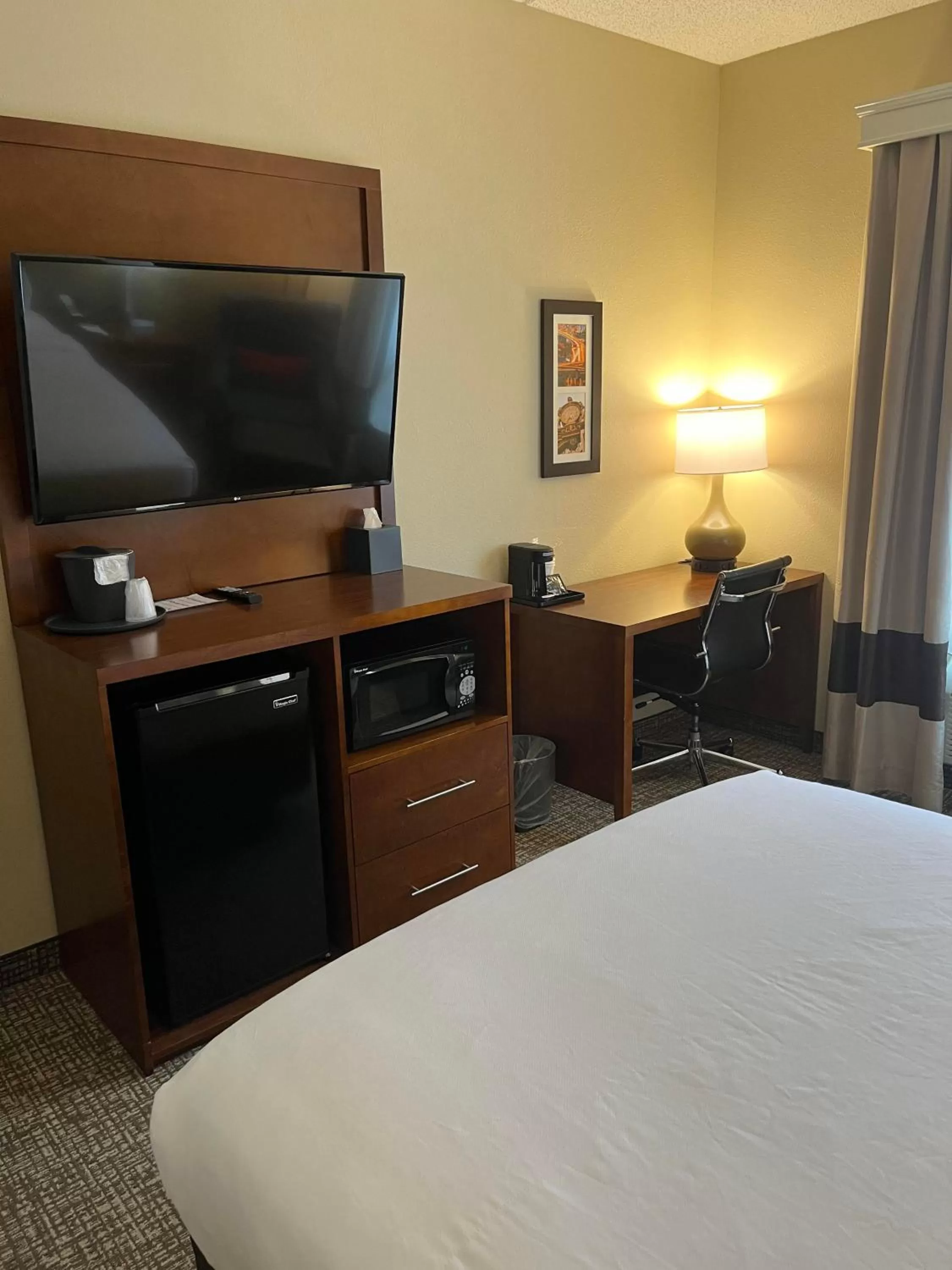 Bed in Wingate by Wyndham Pittsburgh West Mifflin
