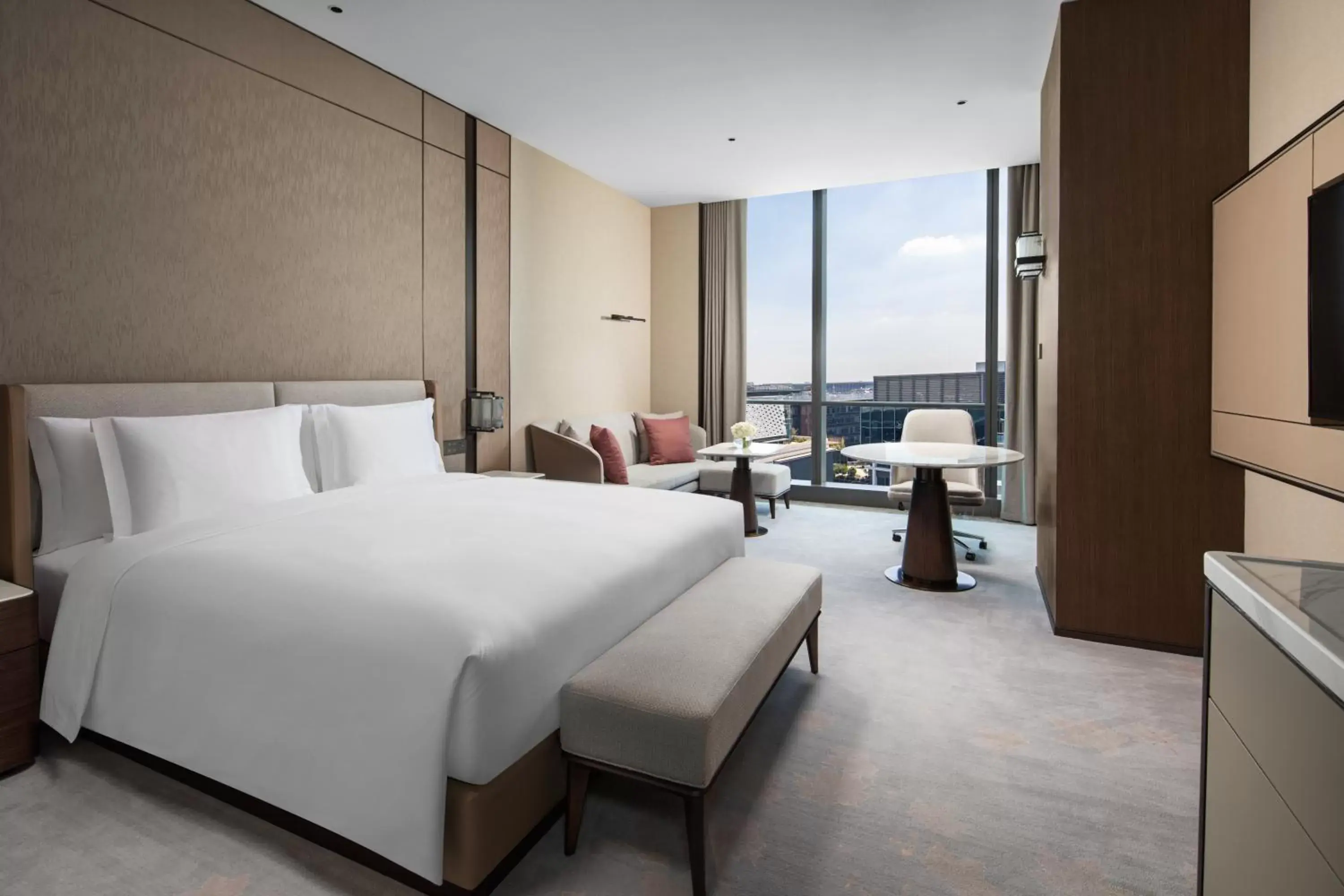 1 King Bed Standard City View in Crowne Plaza Shanghai Hongqiao, an IHG Hotel 1 King Bed Standard City View in Crowne Plaza Shanghai Hongqiao, an IHG Hotel