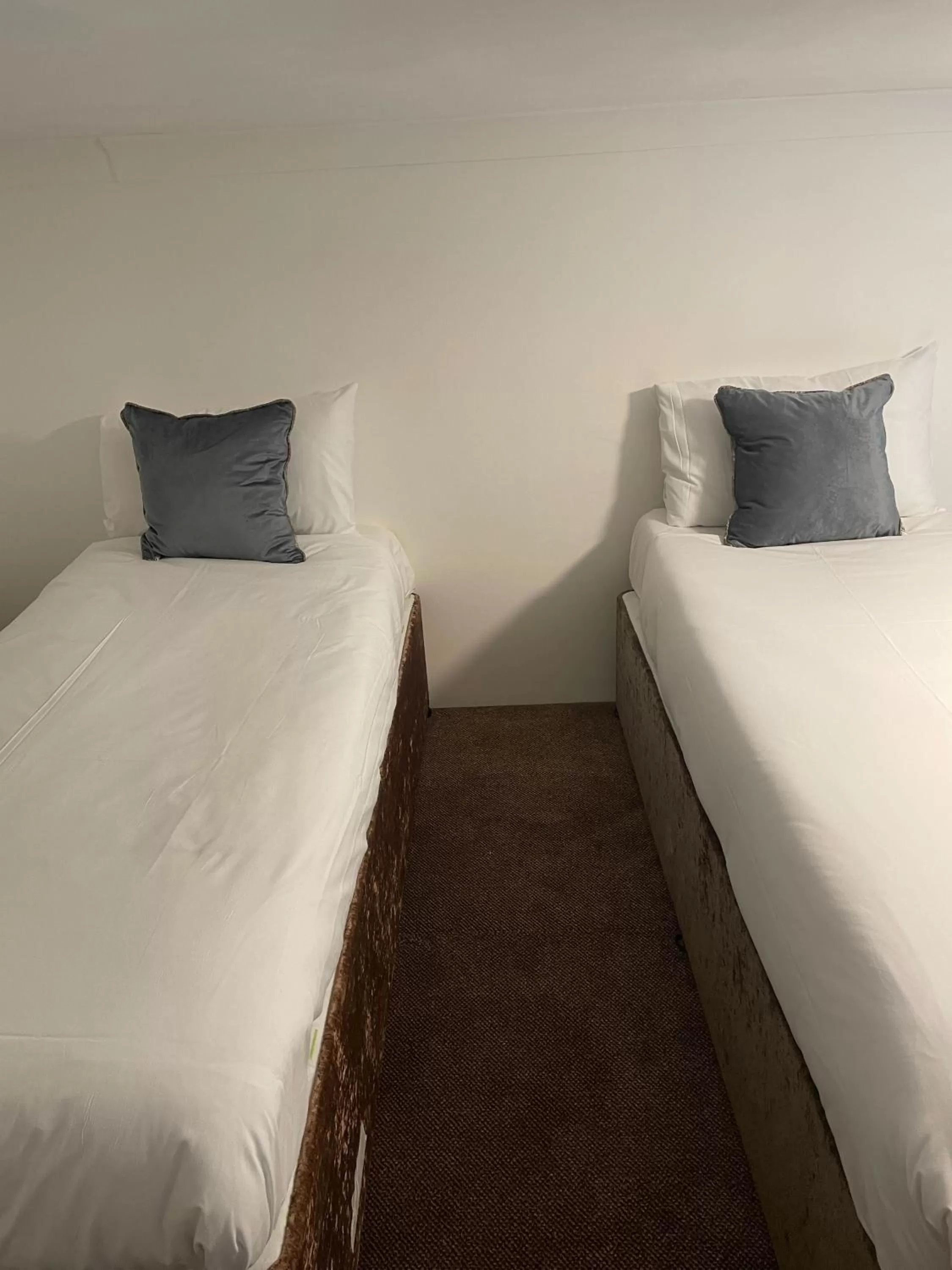 Bed in Pembridge Palace Hotel