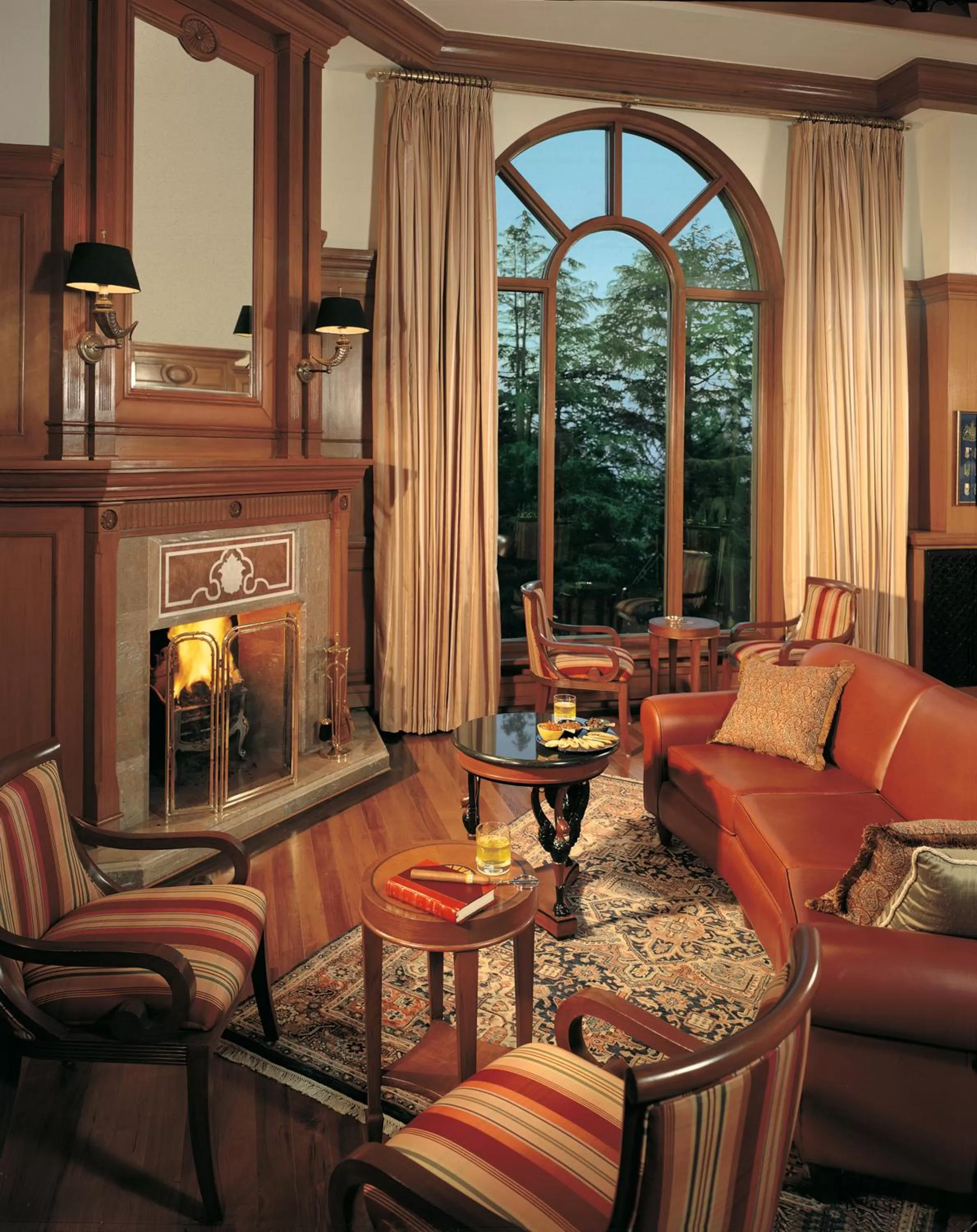 Lounge or bar in Wildflower Hall, An Oberoi Resort, Shimla
