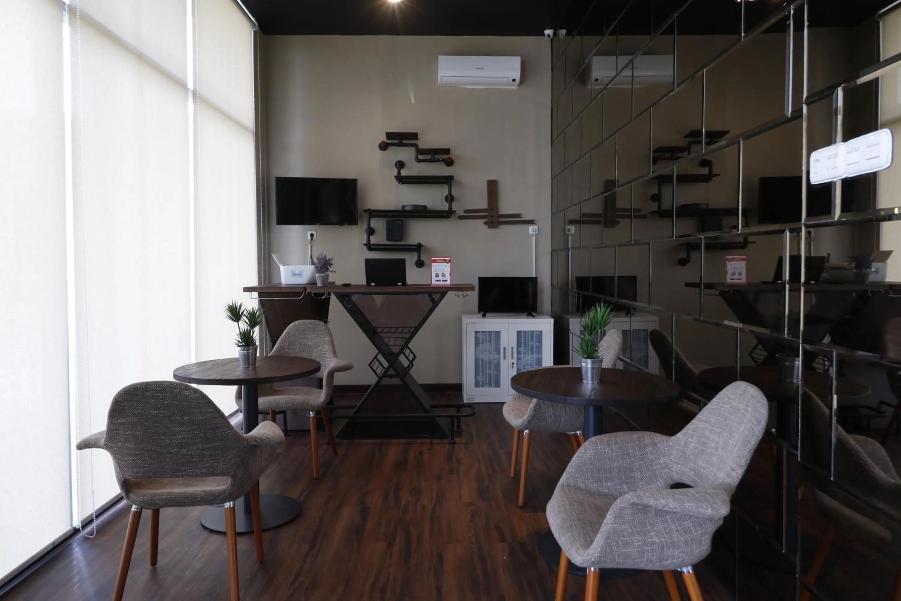 Seating area in RedDoorz Plus near Universitas Sumatera Utara