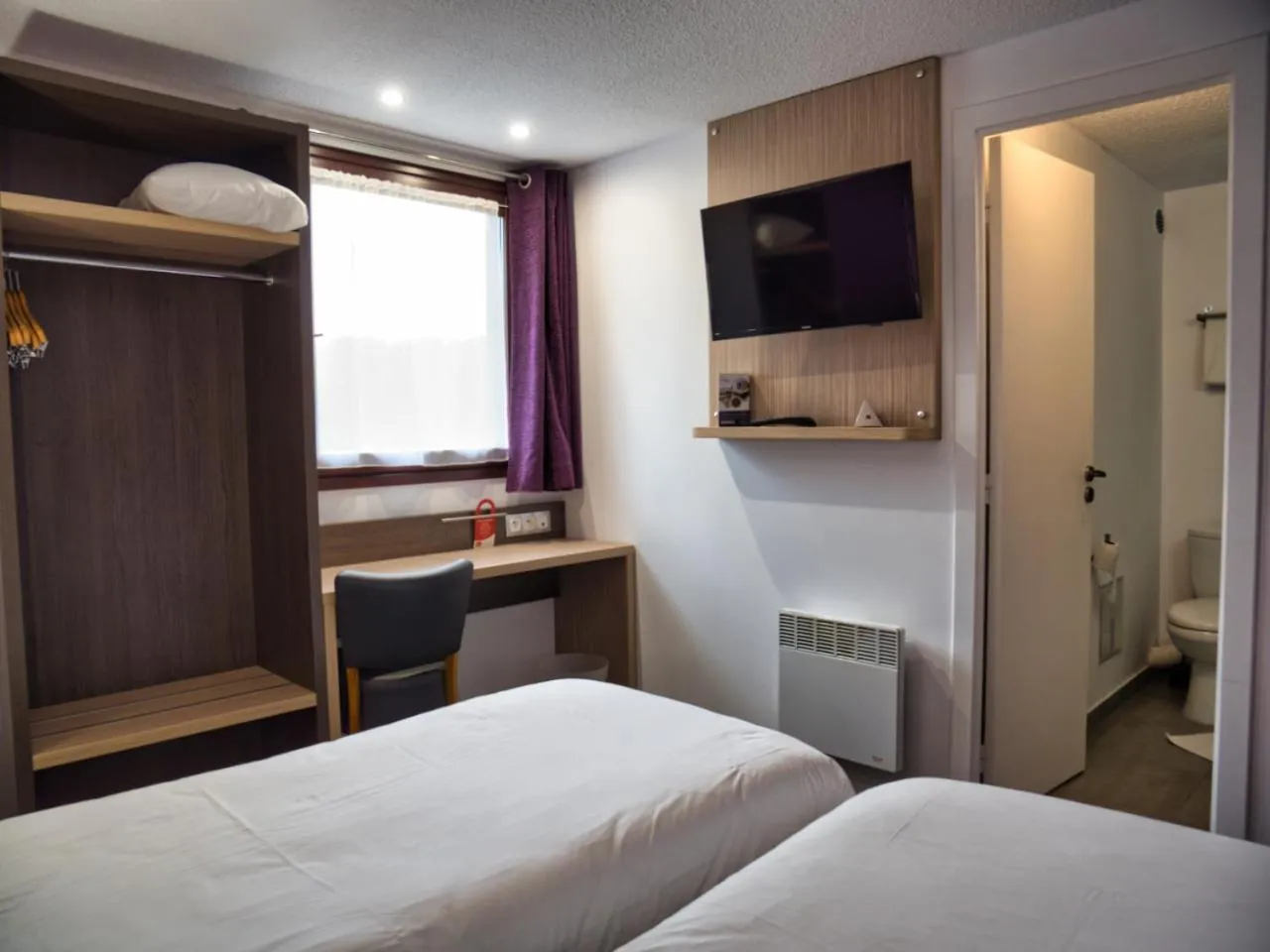 TV and multimedia, Bed in Contact Hotel Le Seino Marin - Cléon Elbeuf Rouen