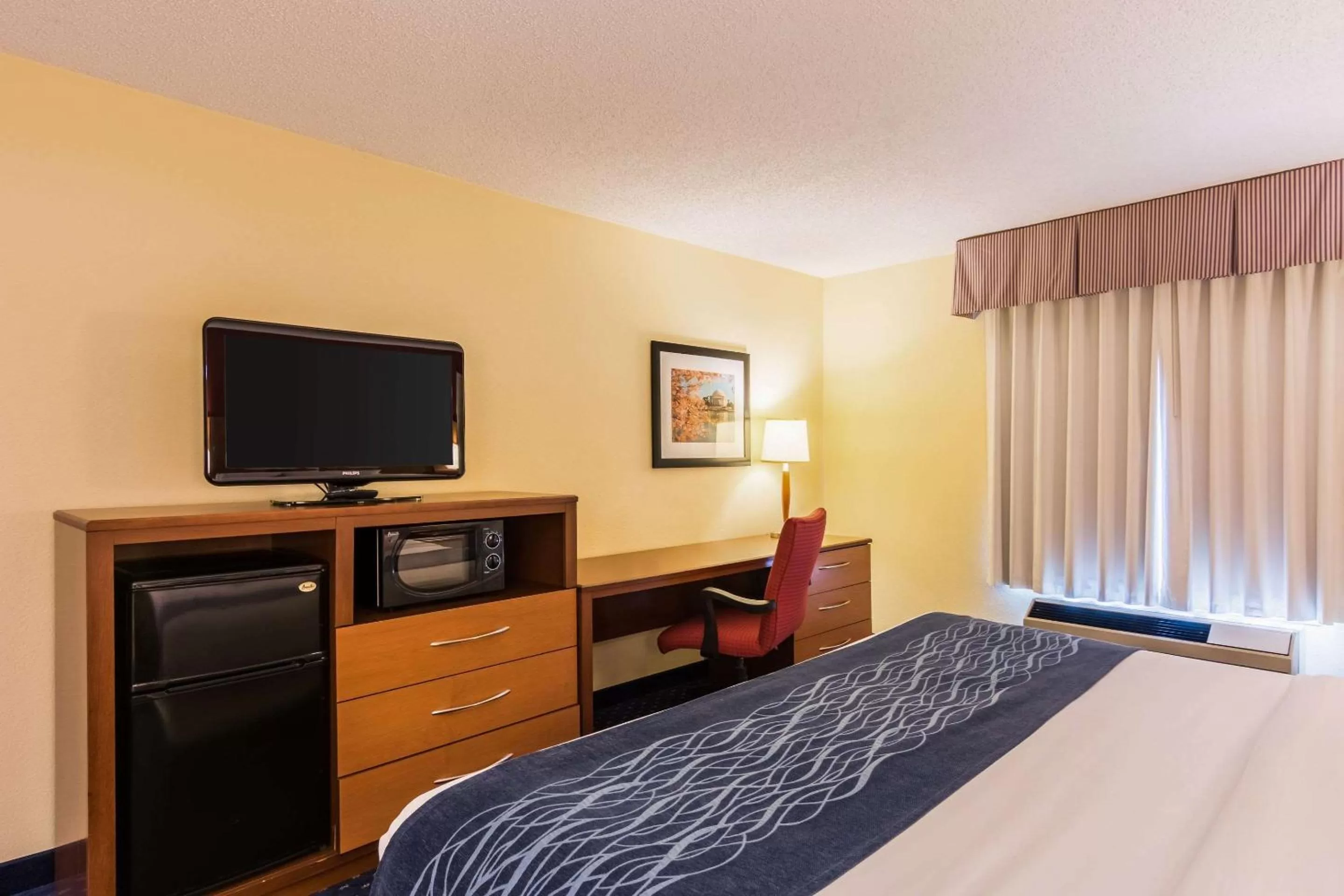TV and multimedia, Bed in Comfort Inn at Joint Base Andrews