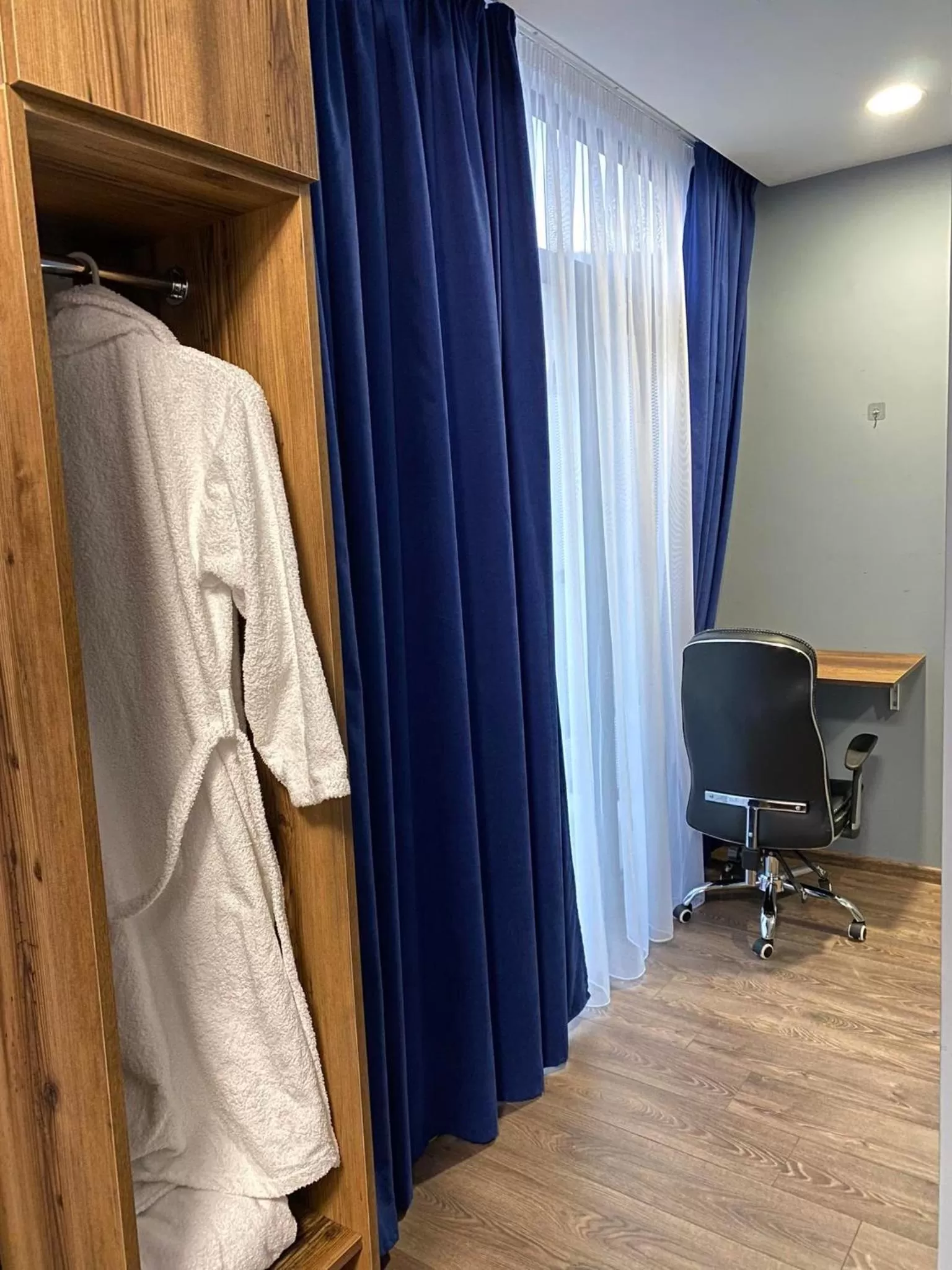 TV and multimedia, TV/Entertainment Center in Hotel Linge