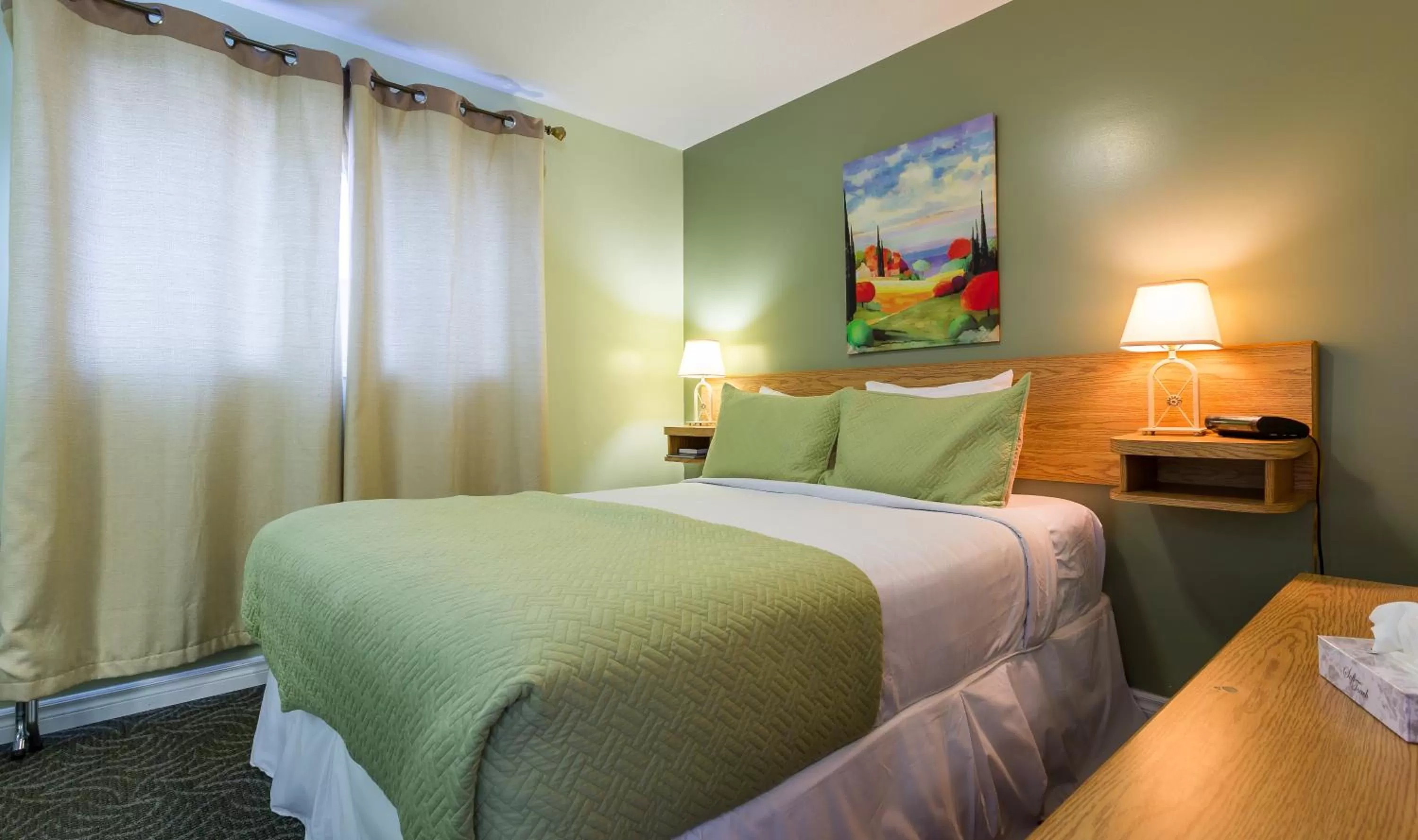 Deluxe Queen Suite in Oasis Inn