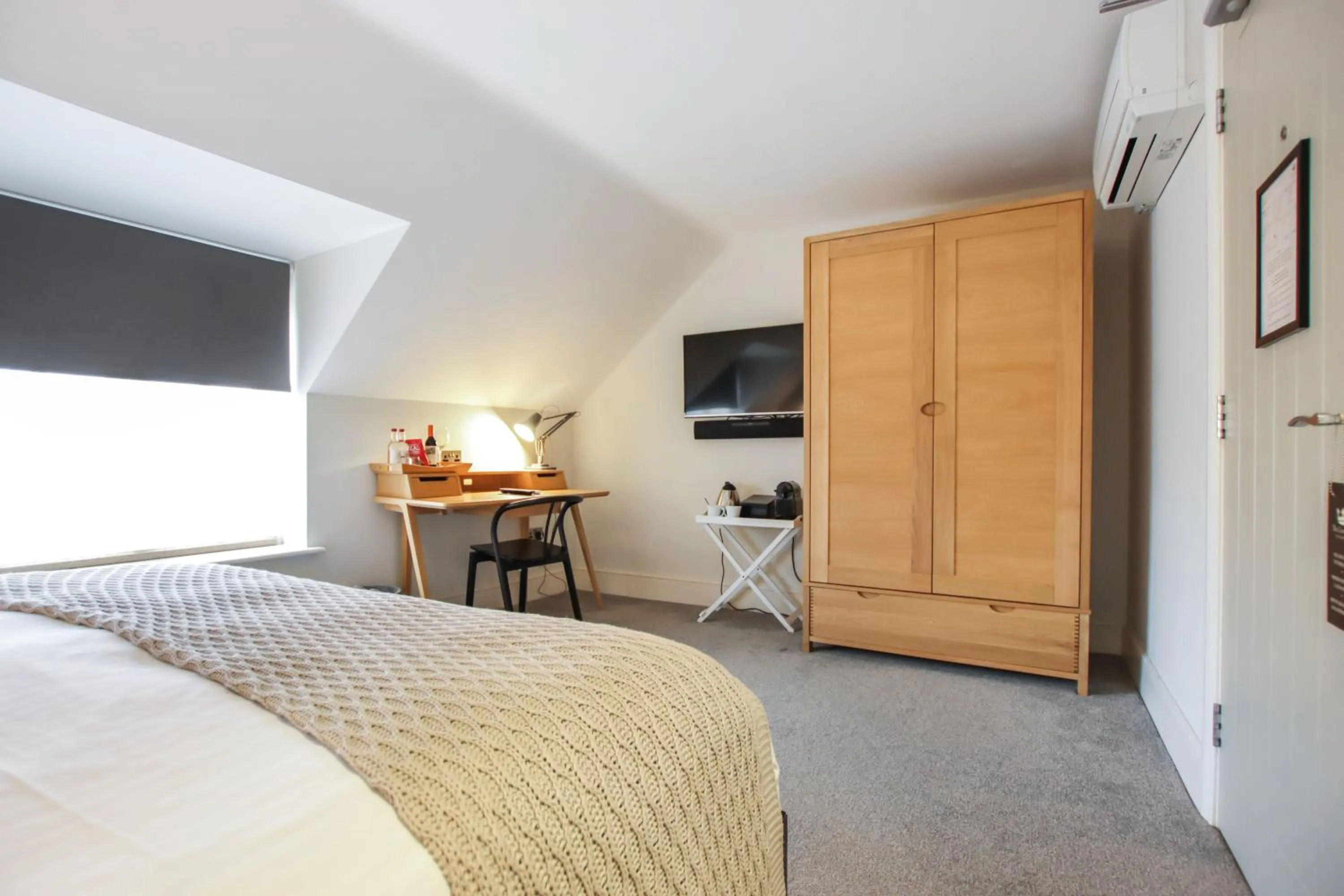 Bedroom, Bed in The Crown