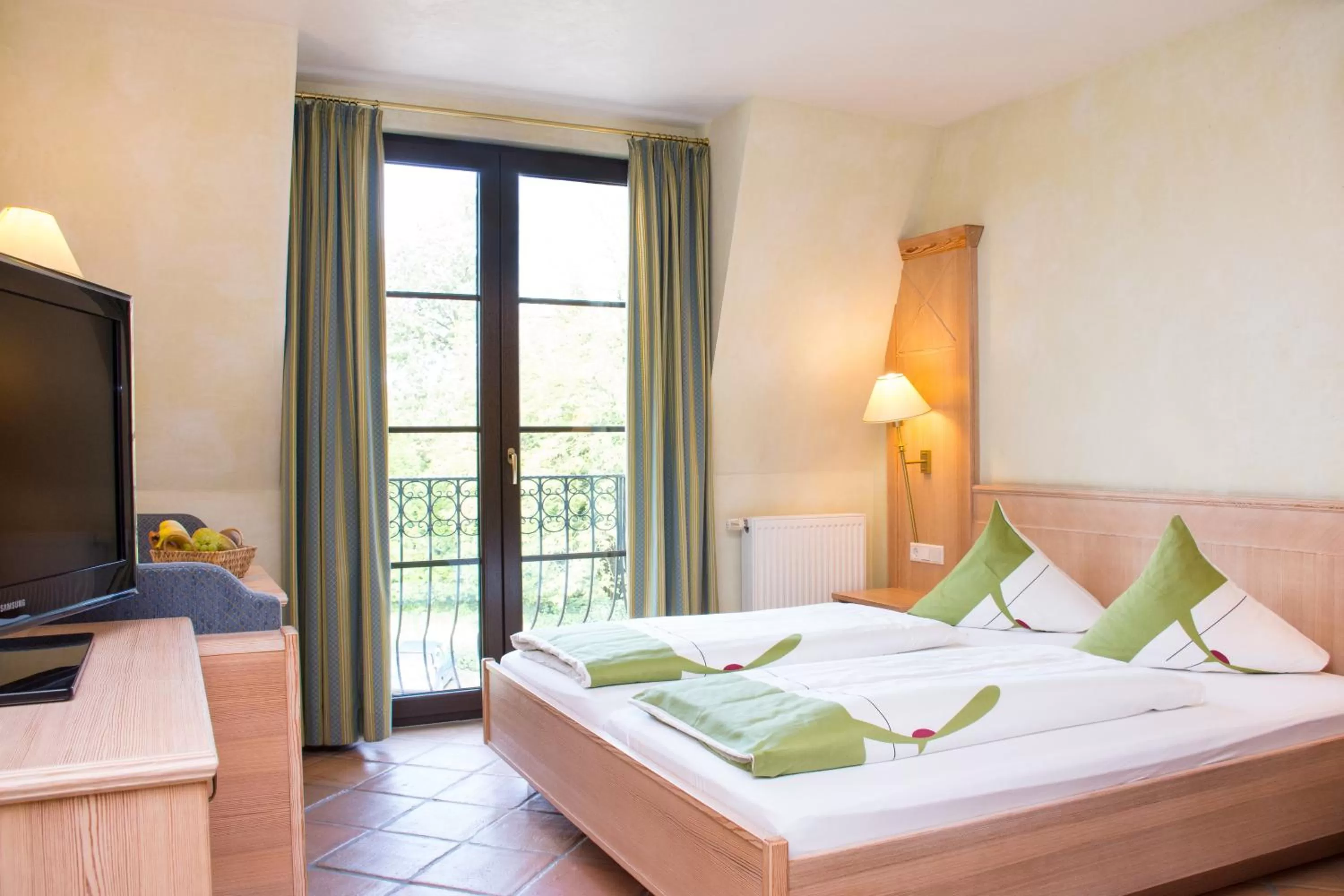 Bed in Hotel Casa Rustica - Eintrittskarten für den Europapark erhalten Sie garantiert über uns!