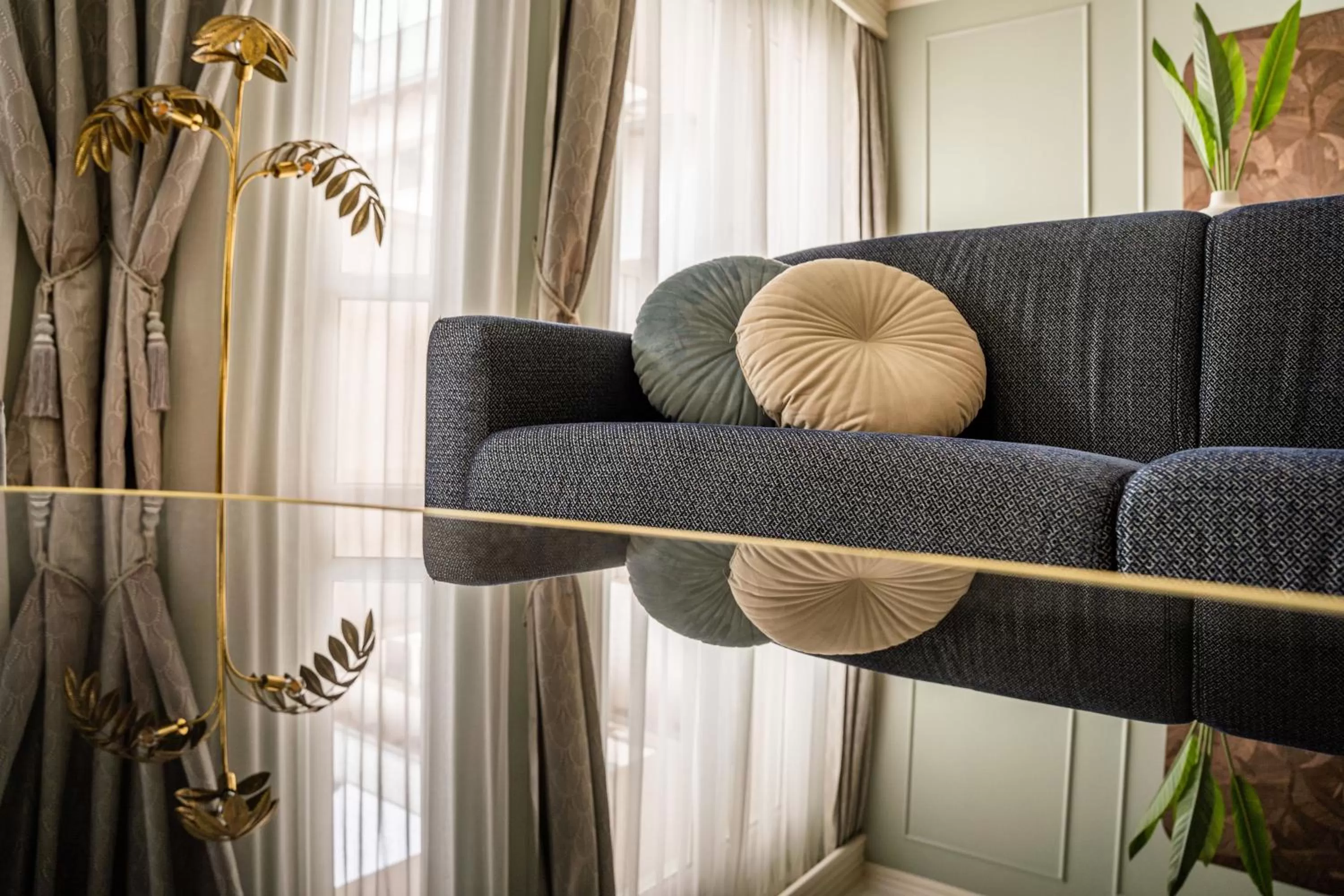 Living room in Queen's Court Hotel & Residence