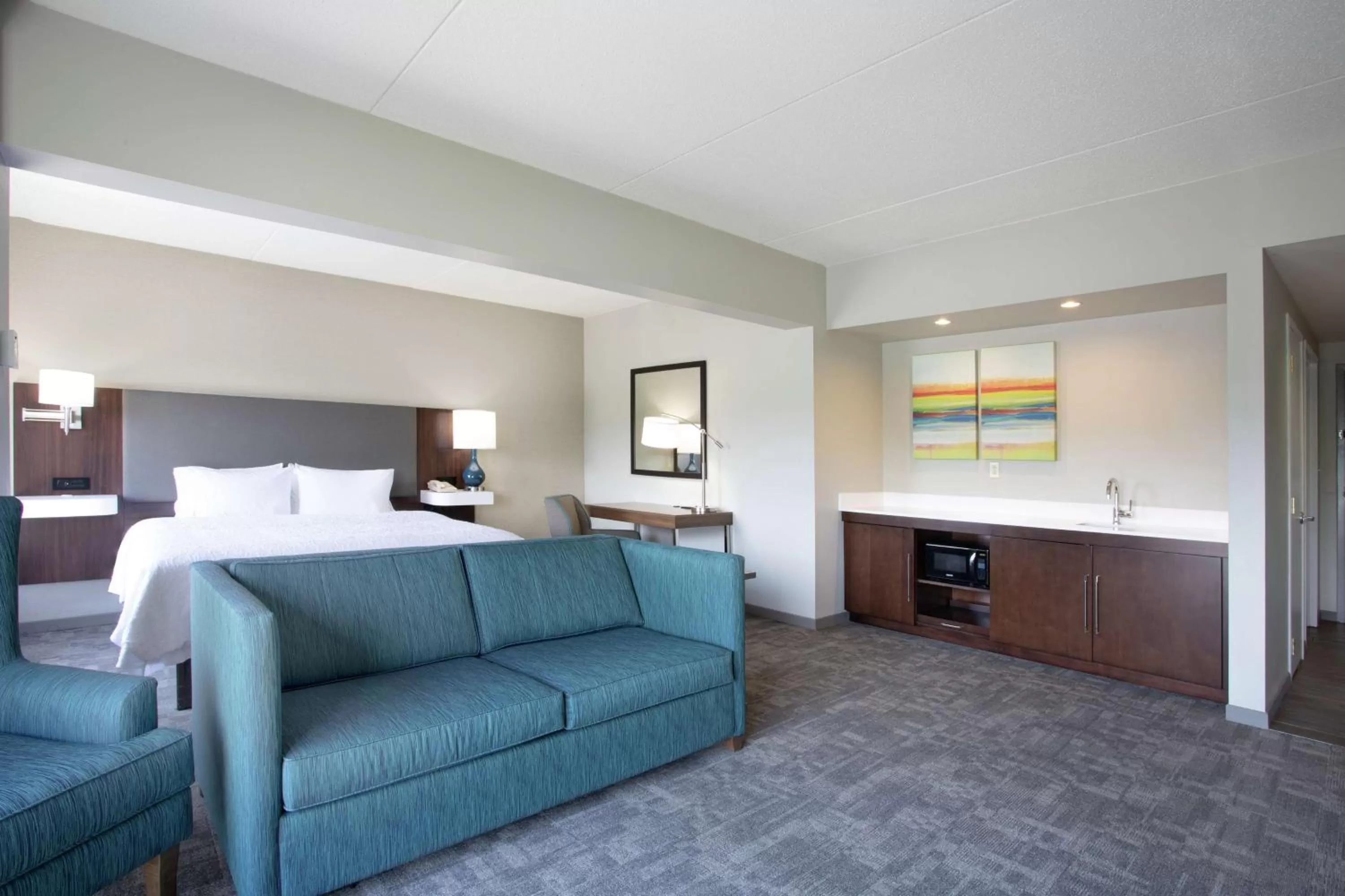 Kitchen or kitchenette, Bed in Hampton Inn Bedford