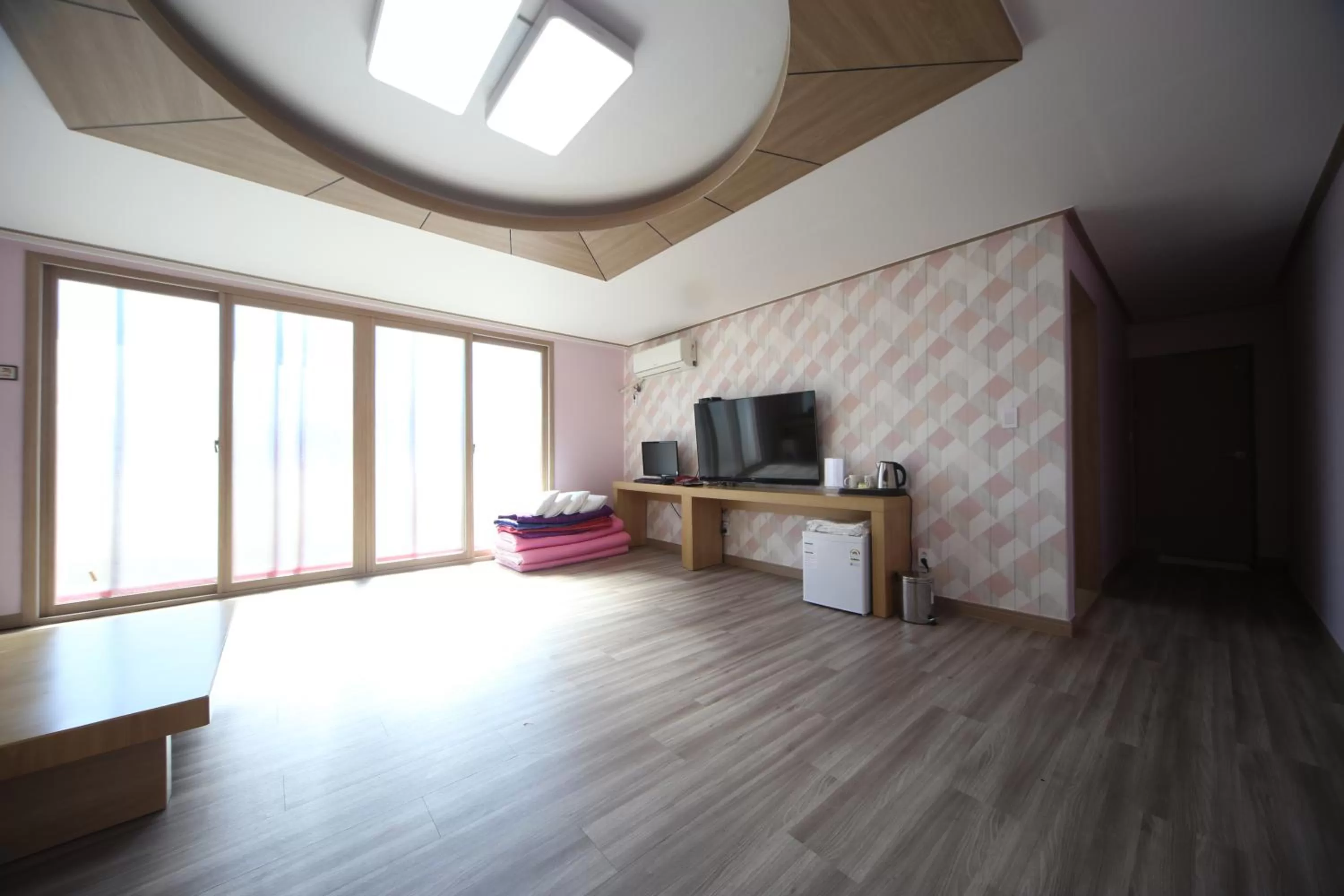 Coffee/tea facilities in Elysee Hotel