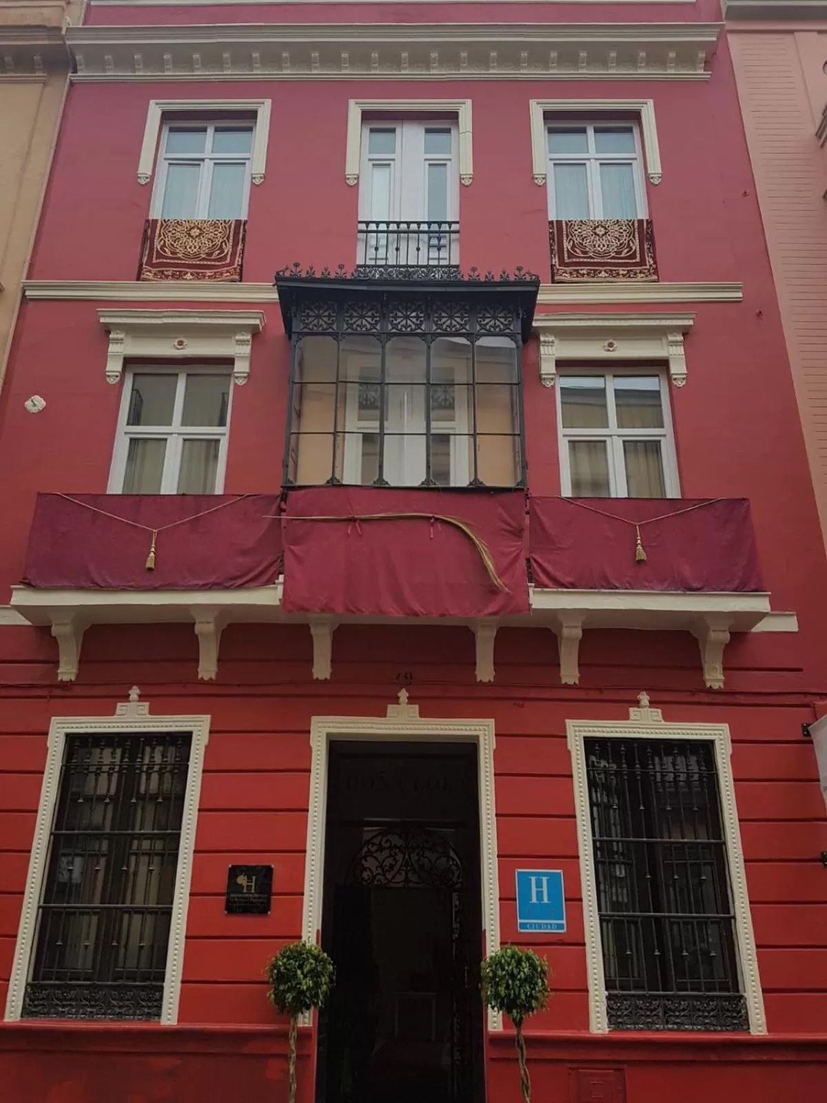Facade/entrance in Hotel y Apartamentos Doña Lola