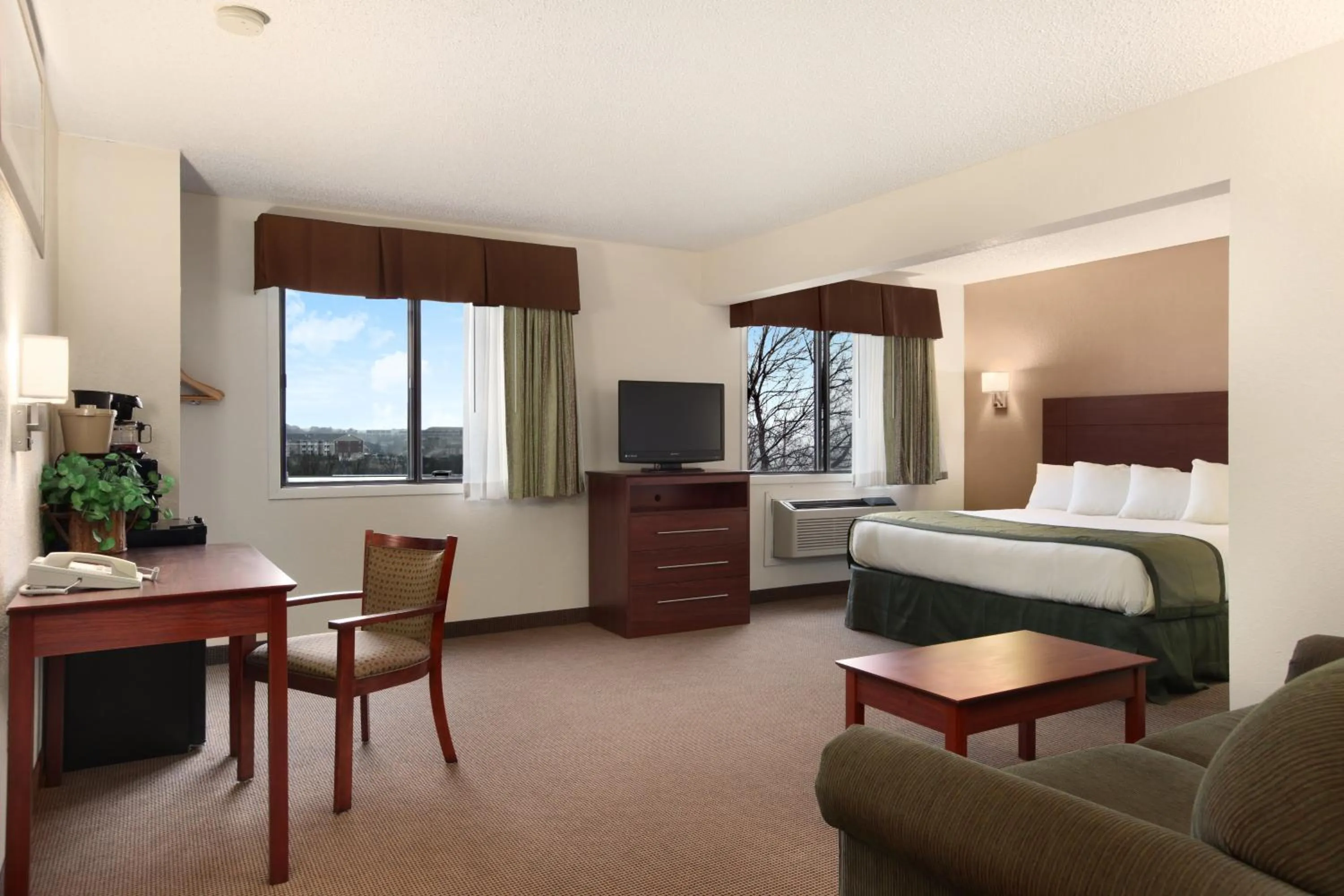 Photo of the whole room, Bed in Baymont by Wyndham Dubuque