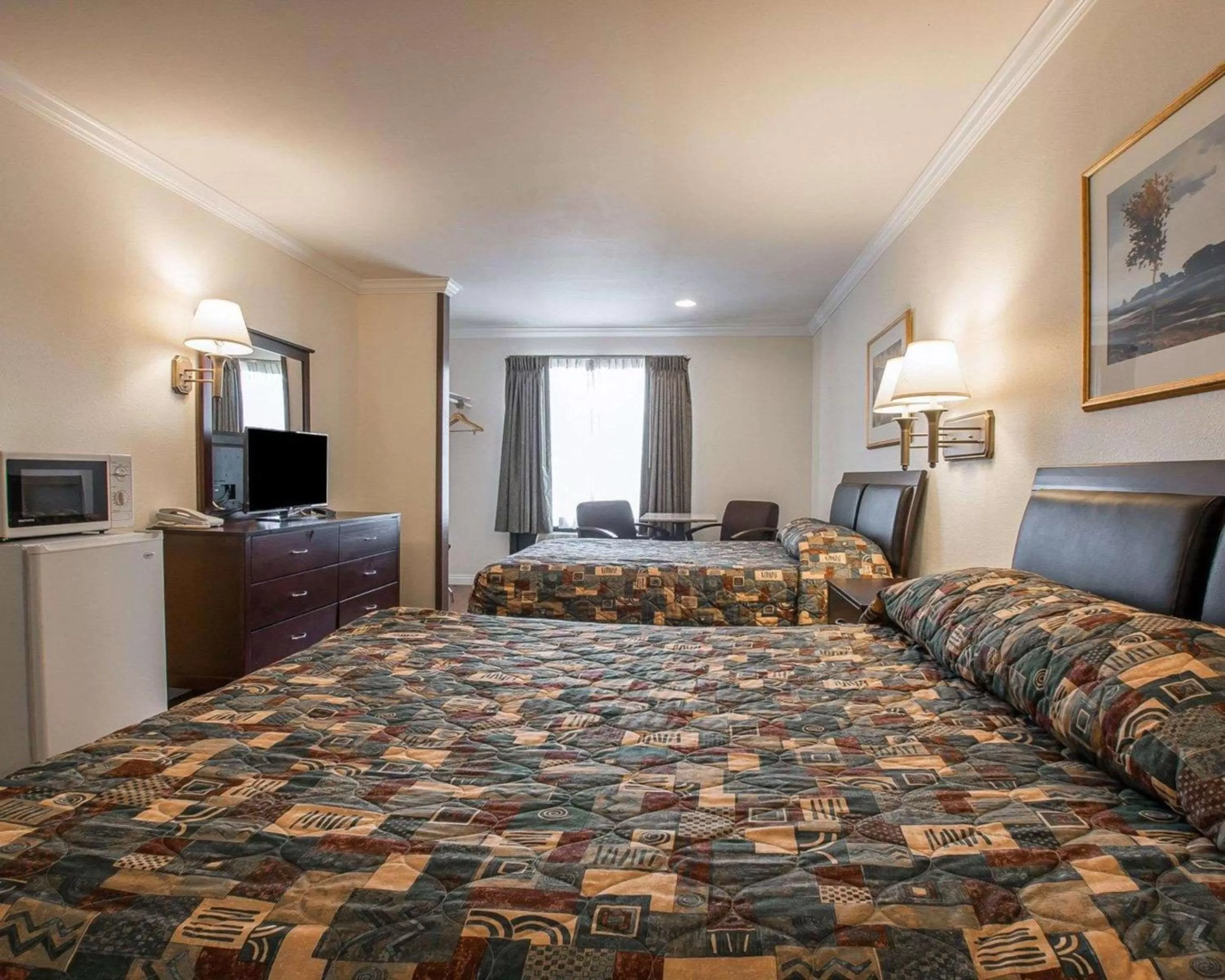 Photo of the whole room, Bed in Palm Inn Hotel near Tyler Mall Riverside