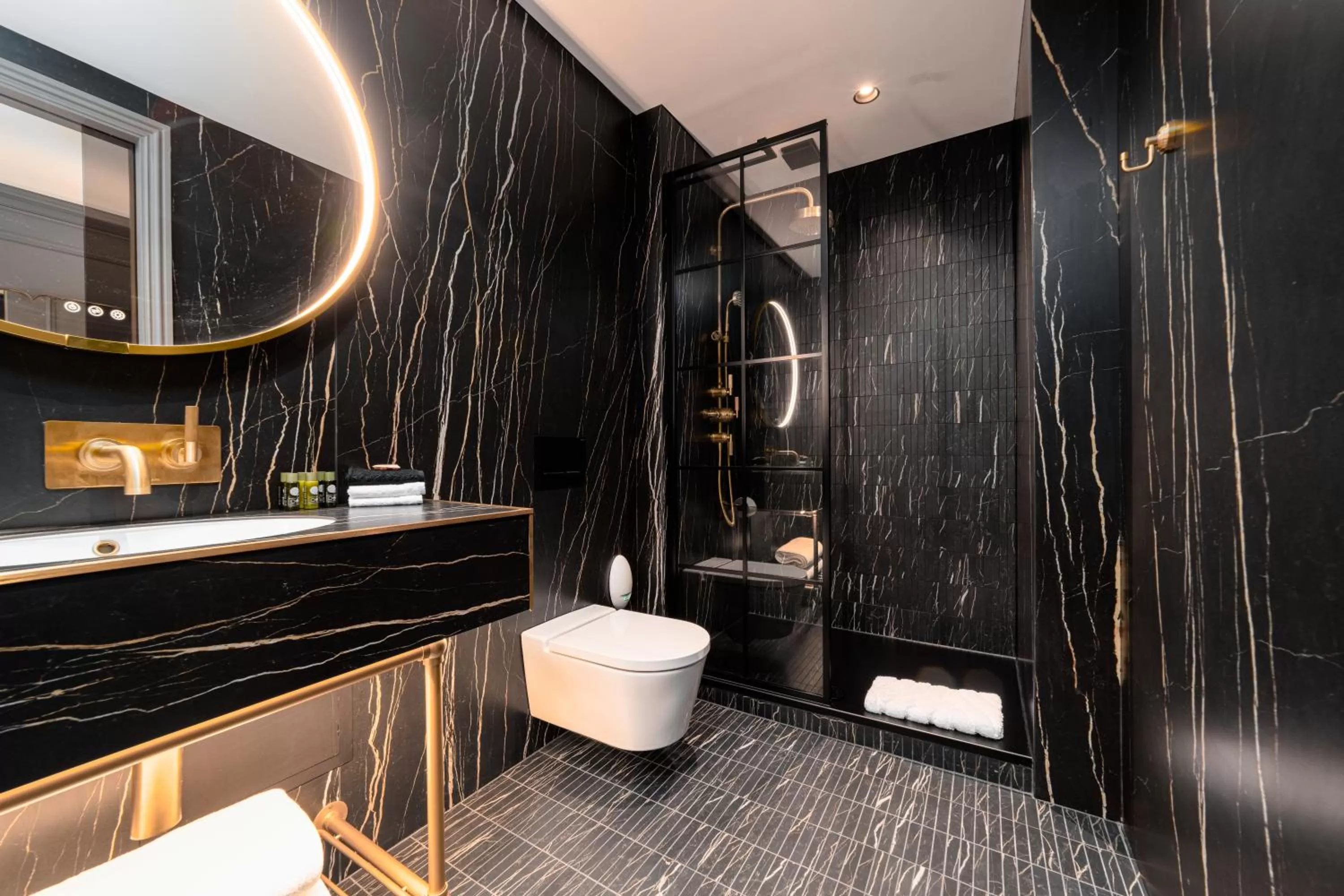 Shower in No.4 Carlton