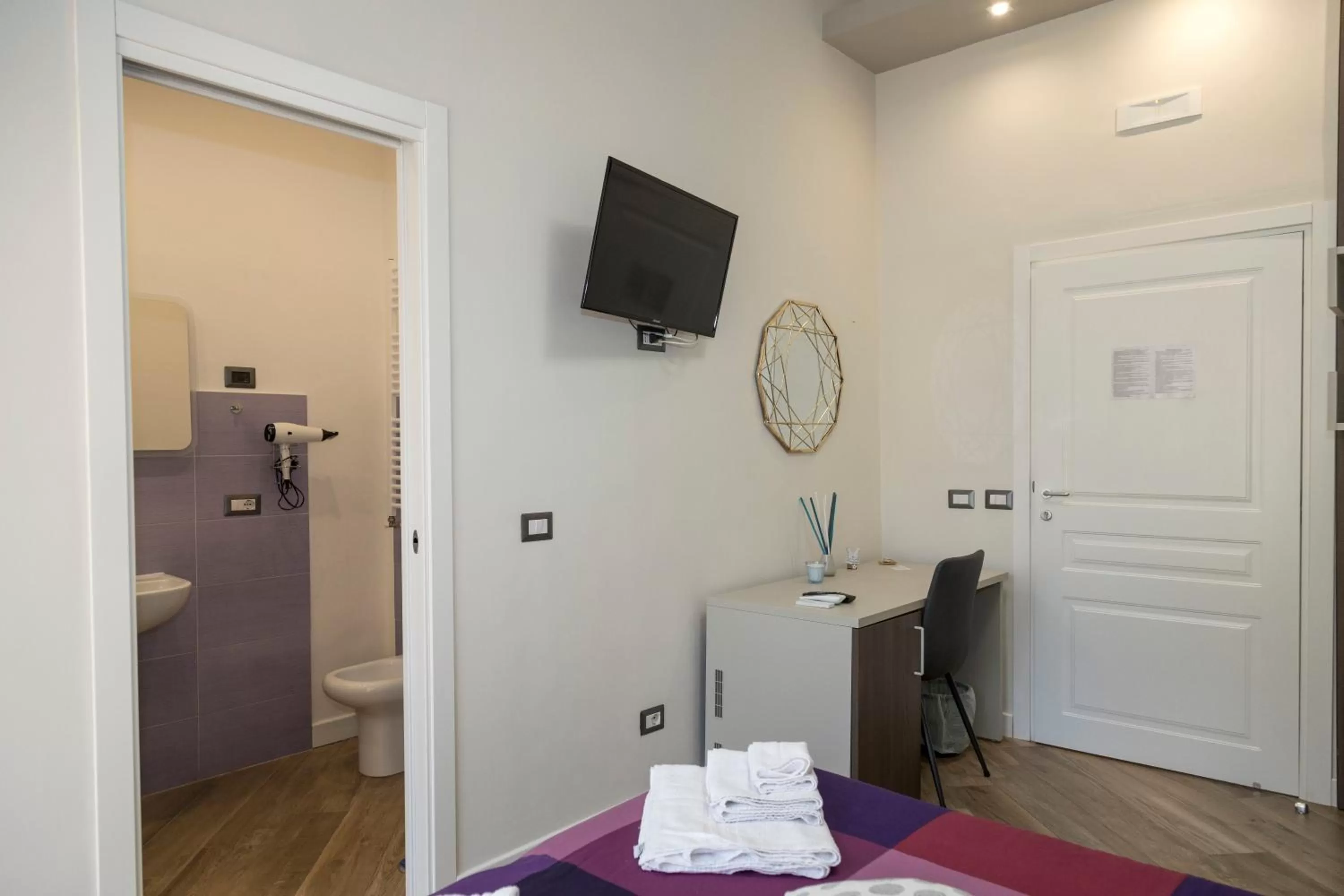 Bedroom, TV/Entertainment Center in Garibaldi Rooms