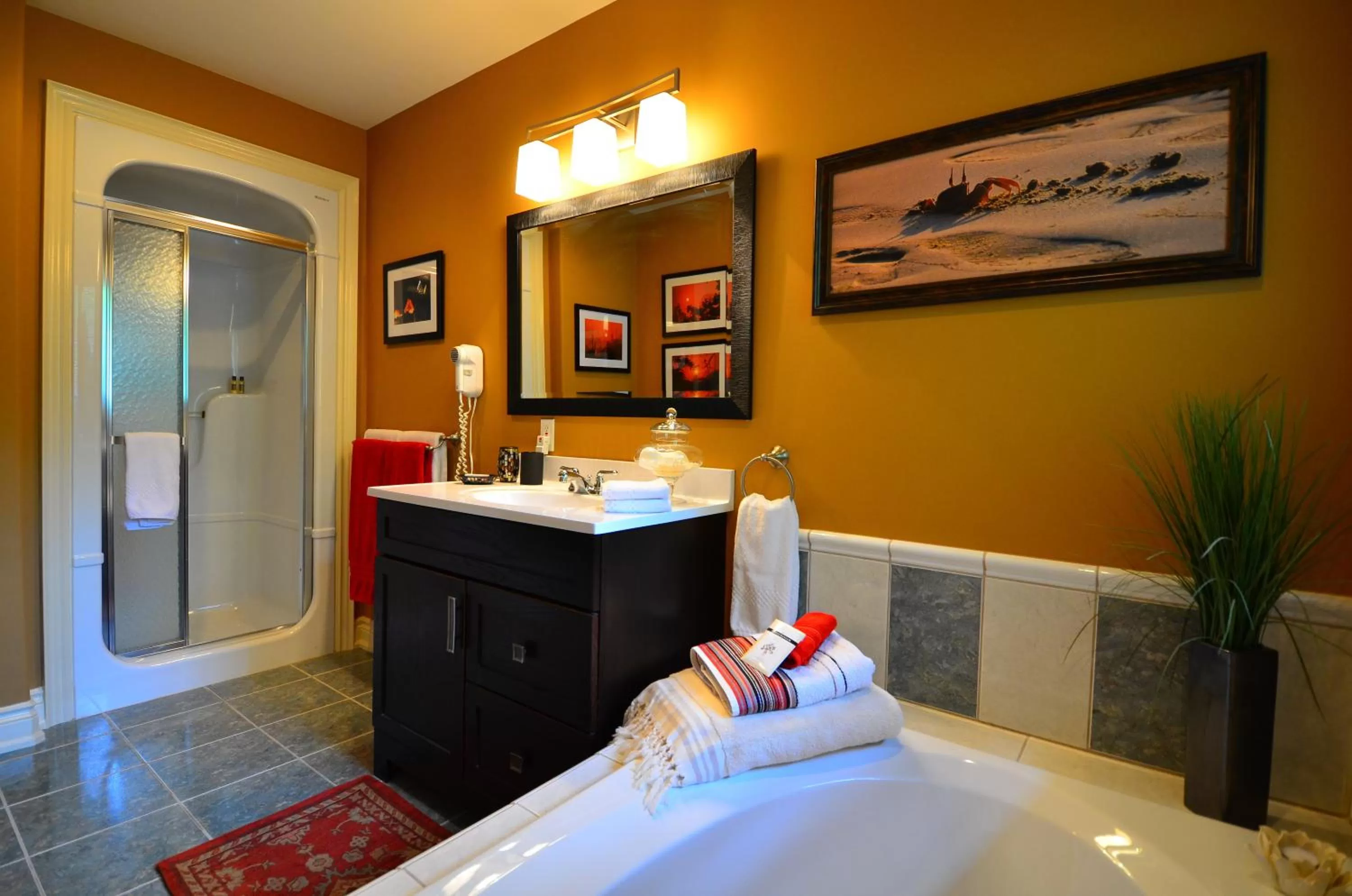 Hot Tub, Bed in Explorer House Bed & Breakfast