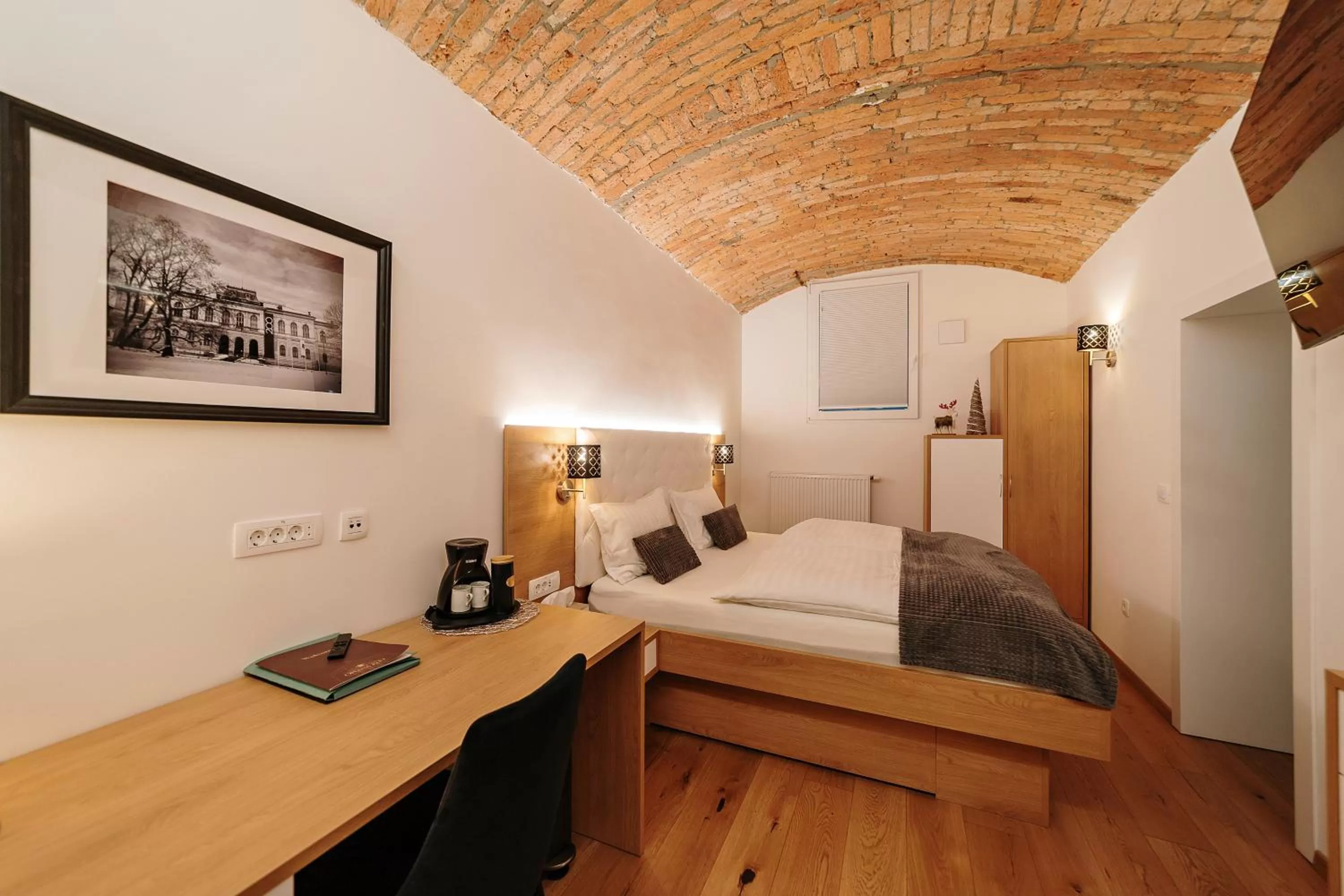 Property building, Bed in Operna klet Ljubljana