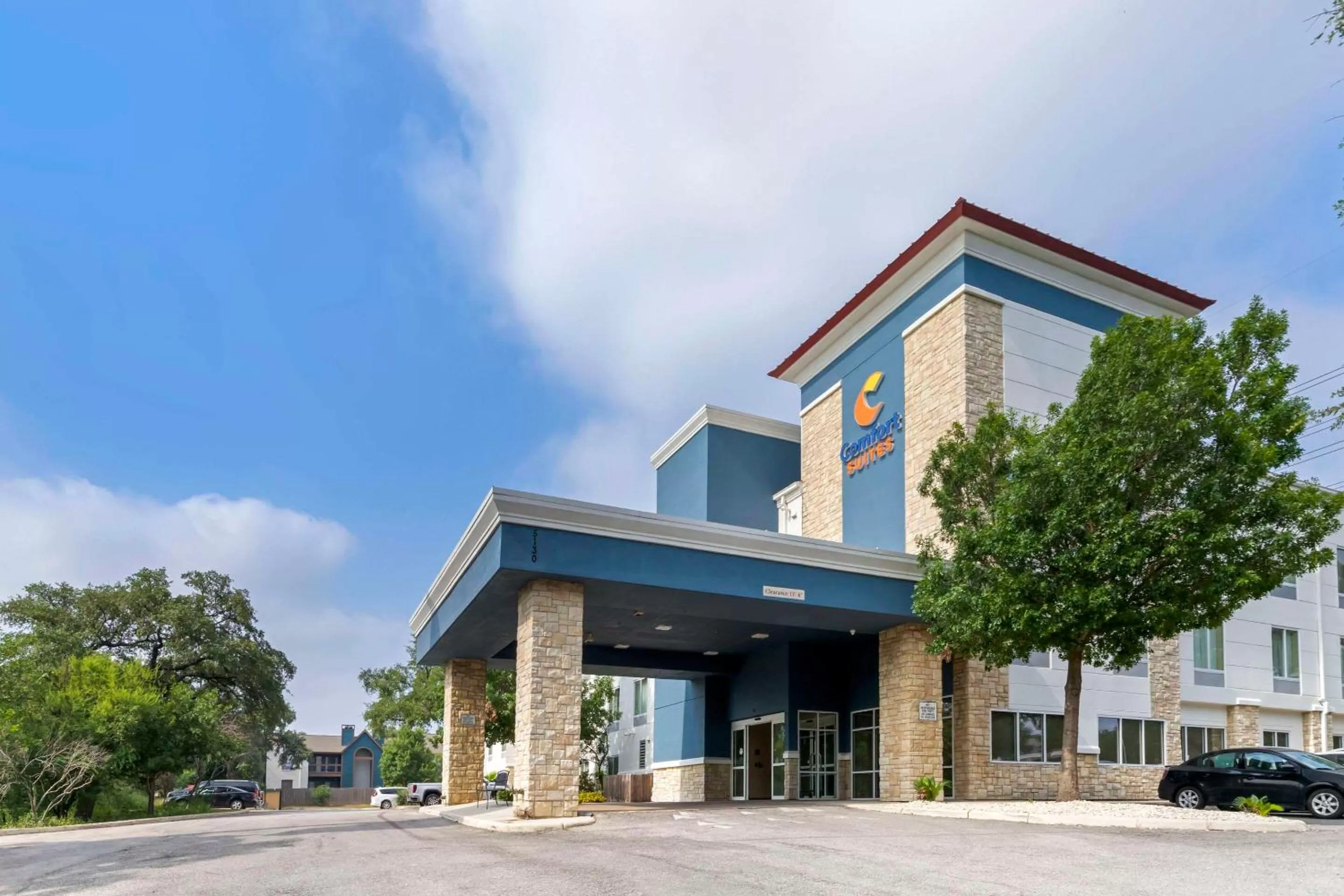 Property building in Comfort Suites Medical Center near Six Flags
