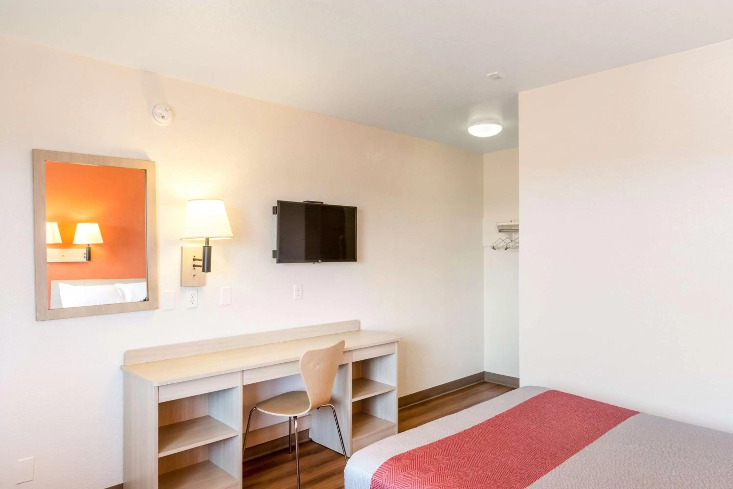 TV and multimedia, Bed in Motel 6-Redding, CA - Central