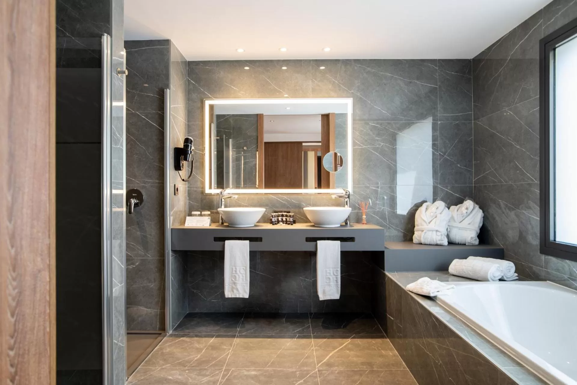 Bathroom, Bed in Hotel Granada Center