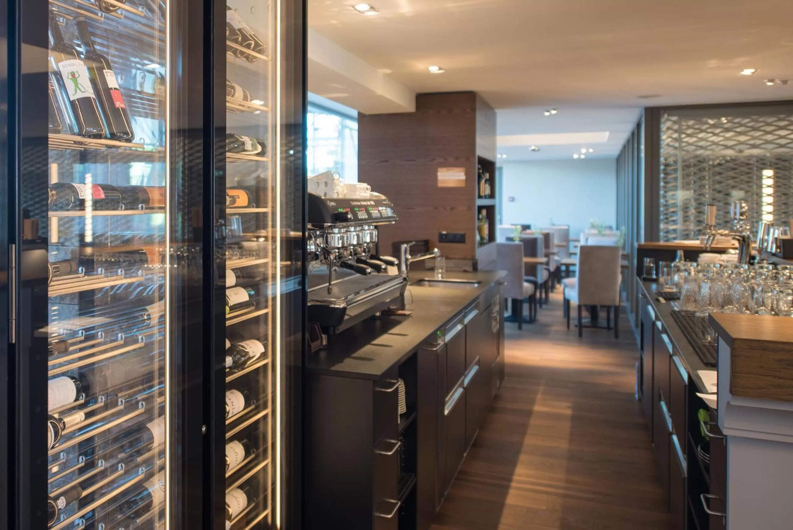 Lounge or bar in HOTEL illuster - Urban & Local