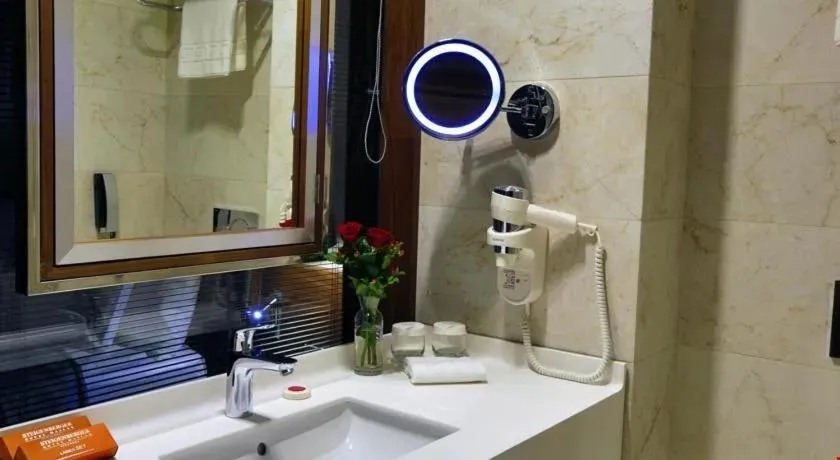 Deluxe Twin Room in Royal Stay Palace Hotel