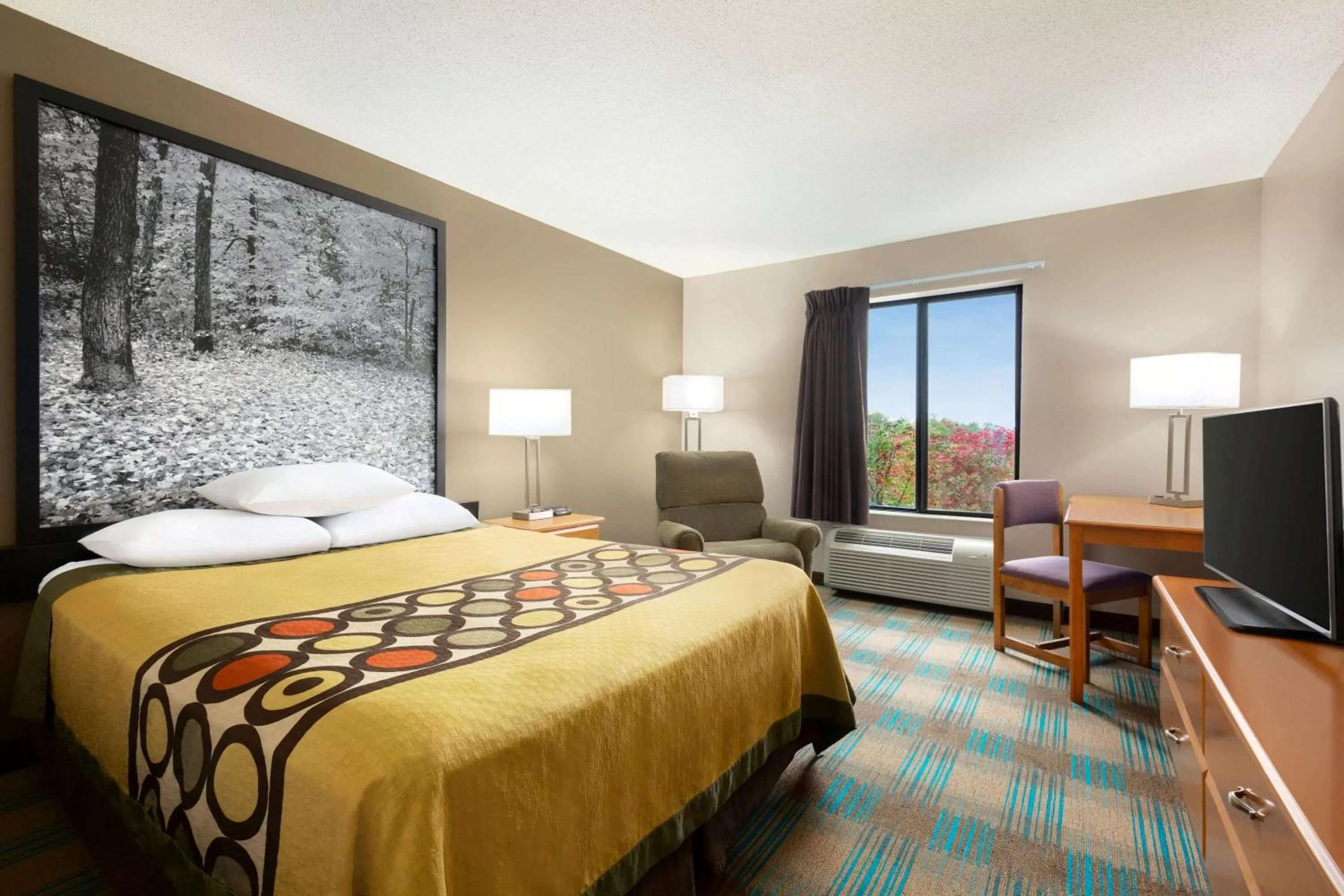 Photo of the whole room, Bed in Super 8 by Wyndham Hannibal