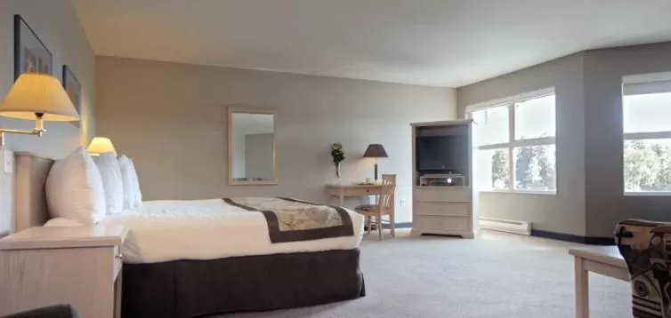 Photo of the whole room, Bed in Quarterdeck Inn Port Hardy