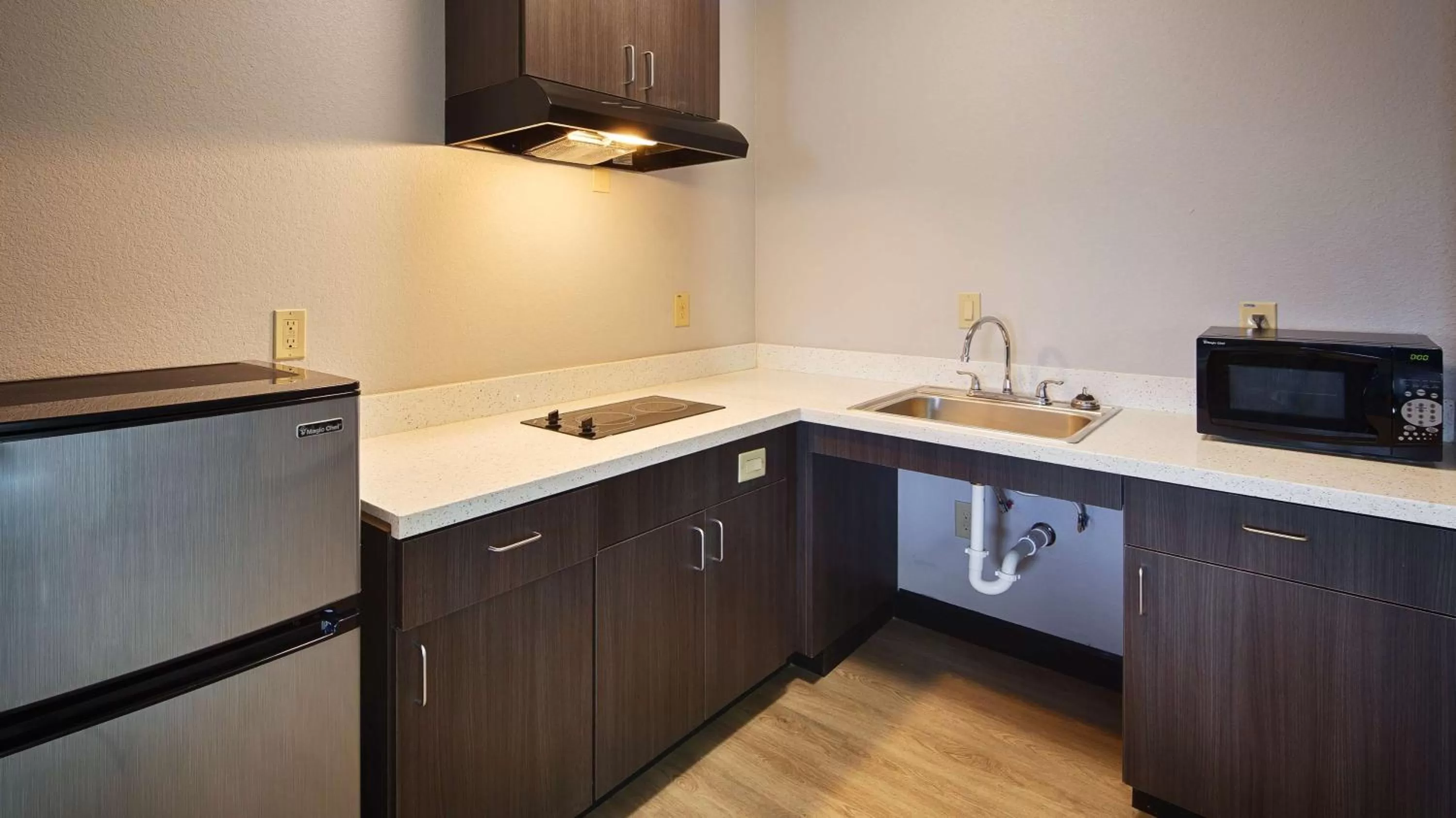 Kitchen or kitchenette in Best Western Plus Lonestar Inn & Suites
