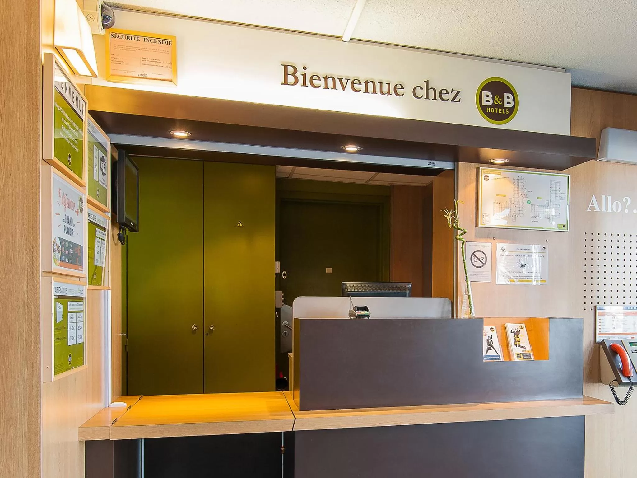 Lobby or reception in B&B HOTEL Bordeaux Lormont