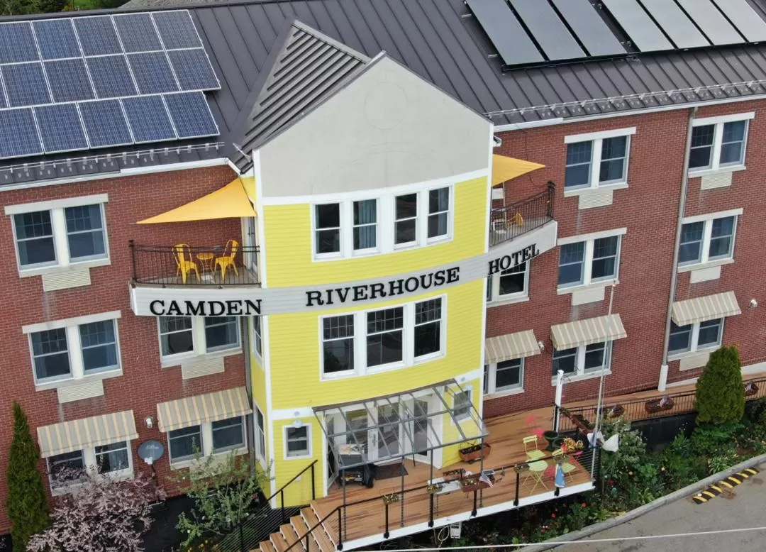 Property building in Camden Riverhouse Hotel and Inn