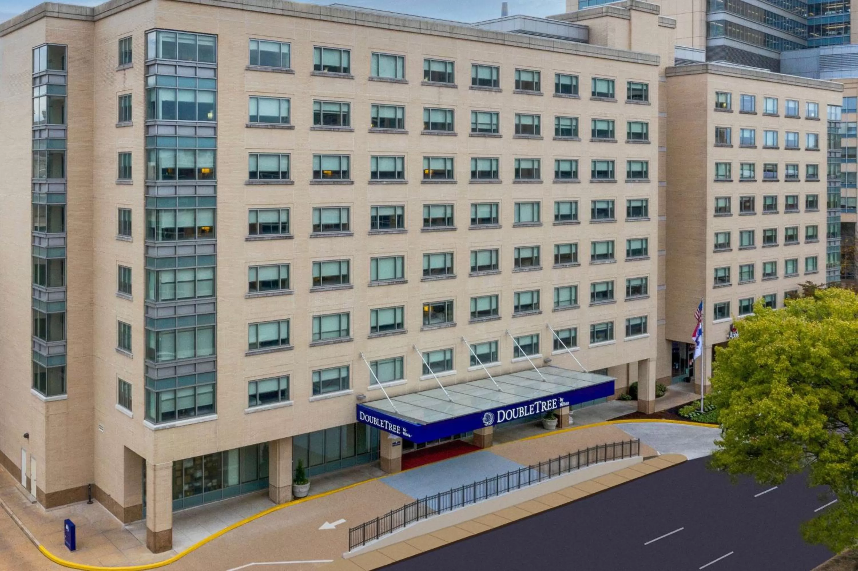 Property building in DoubleTree by Hilton St. Louis Forest Park