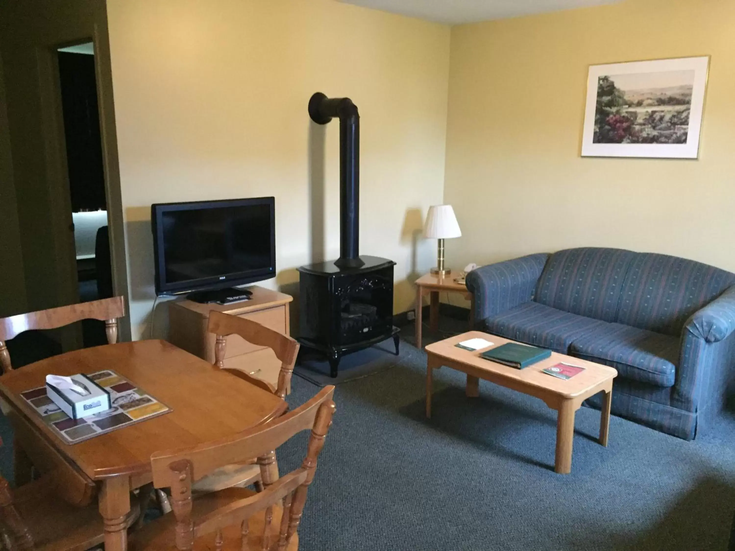 Two-Bedroom Cottage in Shallow Bay Motel & Cabins Conference Centre Two-Bedroom Cottage in Shallow Bay Motel & Cabins Conference Centre